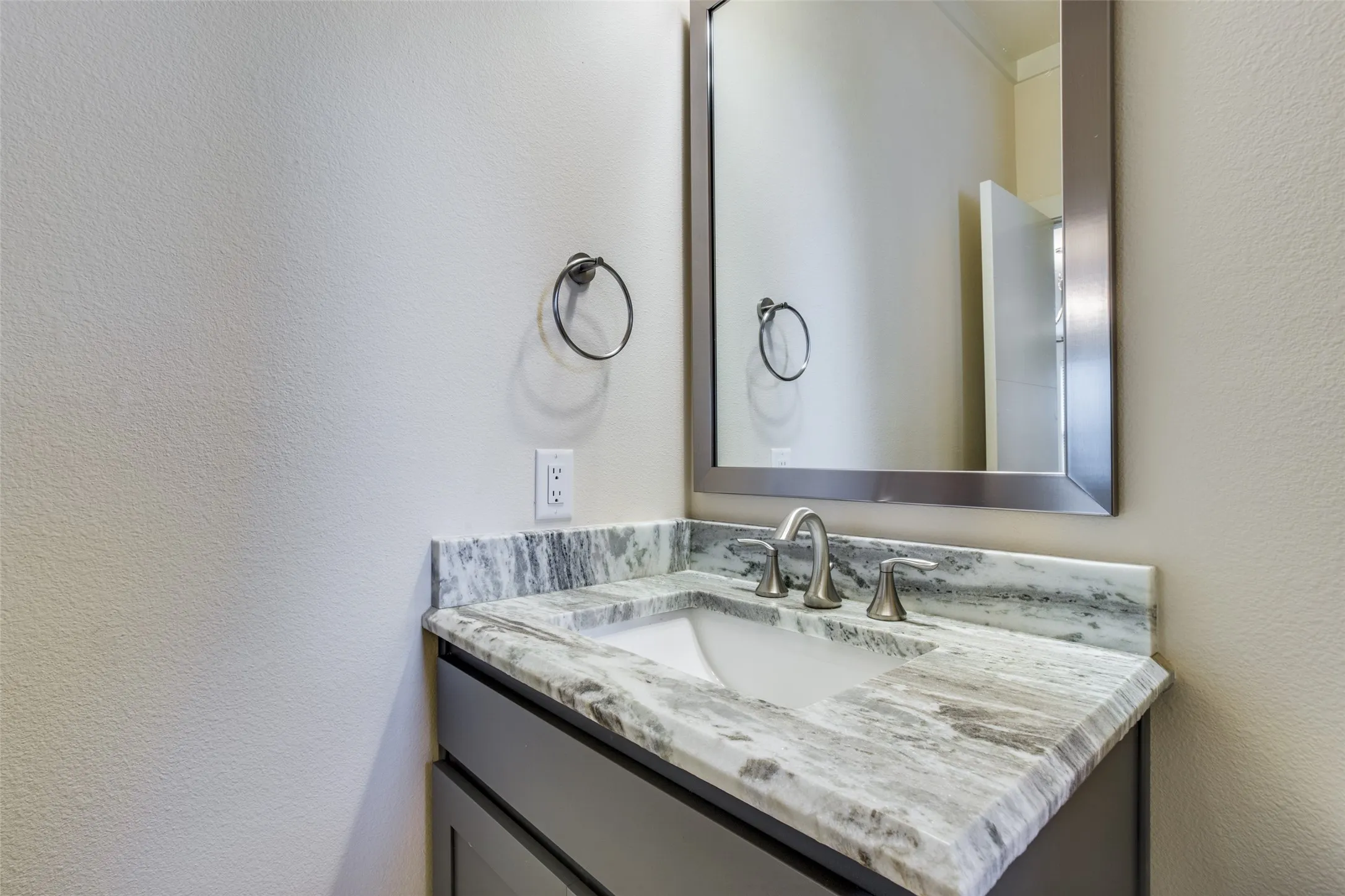 Townhouse For Rent in Dallas County , 4316 Hartford Street 31, Dallas, Texas 75219, 2 Bedrooms, 3 Bathrooms, 2 Garage spaces, 1,394 Sqft, built in 2019, Price $2,995, mls#21319740, Real Estate Agent in Dallas, Homes For Rent in Dallas county, Homes For Rent in Dallas, Realtor in Dallas Texas, Real Estate Brokerage Independent Realty Texas, Luminita Cordes Realtor