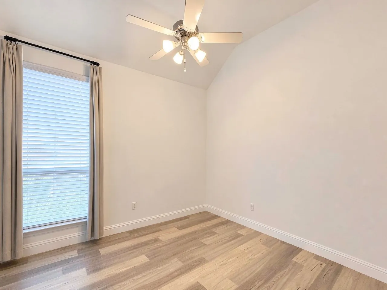 Single Family Residence For Rent in Dallas County , 3867 Ridgelake Court, Addison, Texas 75001, 3 Bedroom, 2 Bathroom, 2 Garage spaces, 1,909 Sqft, built in 1992, mls#21326727, Real Estate Agent in Addison, Homes For Rent in Dallas county, Homes For Rent in Addison, Realtor in Addison Texas, Real Estate Brokerage Independent Realty Texas, Luminita Cordes Realtor