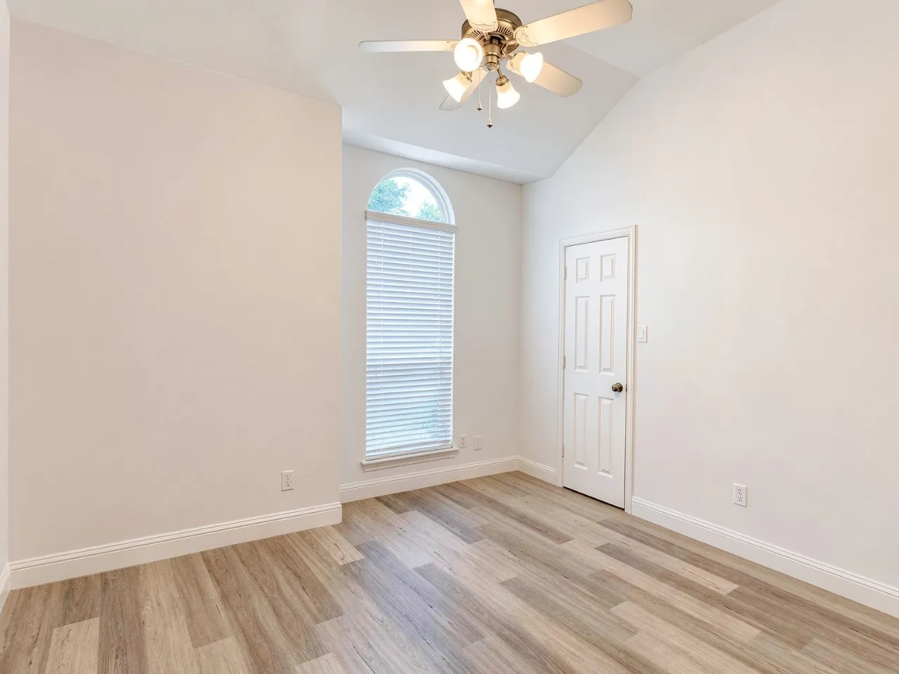 Single Family Residence For Rent in Dallas County , 3867 Ridgelake Court, Addison, Texas 75001, 3 Bedroom, 2 Bathroom, 2 Garage spaces, 1,909 Sqft, built in 1992, mls#21326727, Real Estate Agent in Addison, Homes For Rent in Dallas county, Homes For Rent in Addison, Realtor in Addison Texas, Real Estate Brokerage Independent Realty Texas, Luminita Cordes Realtor