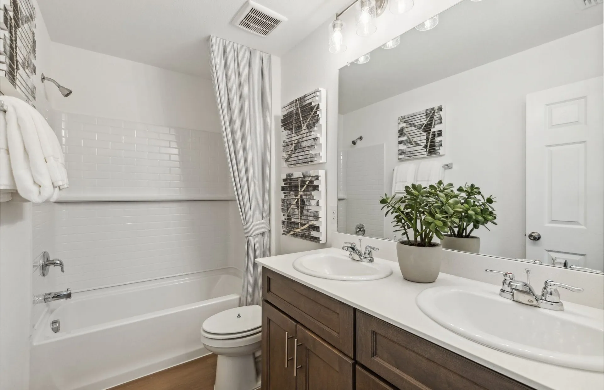 *Model Representation - Spacious secondary bathroom