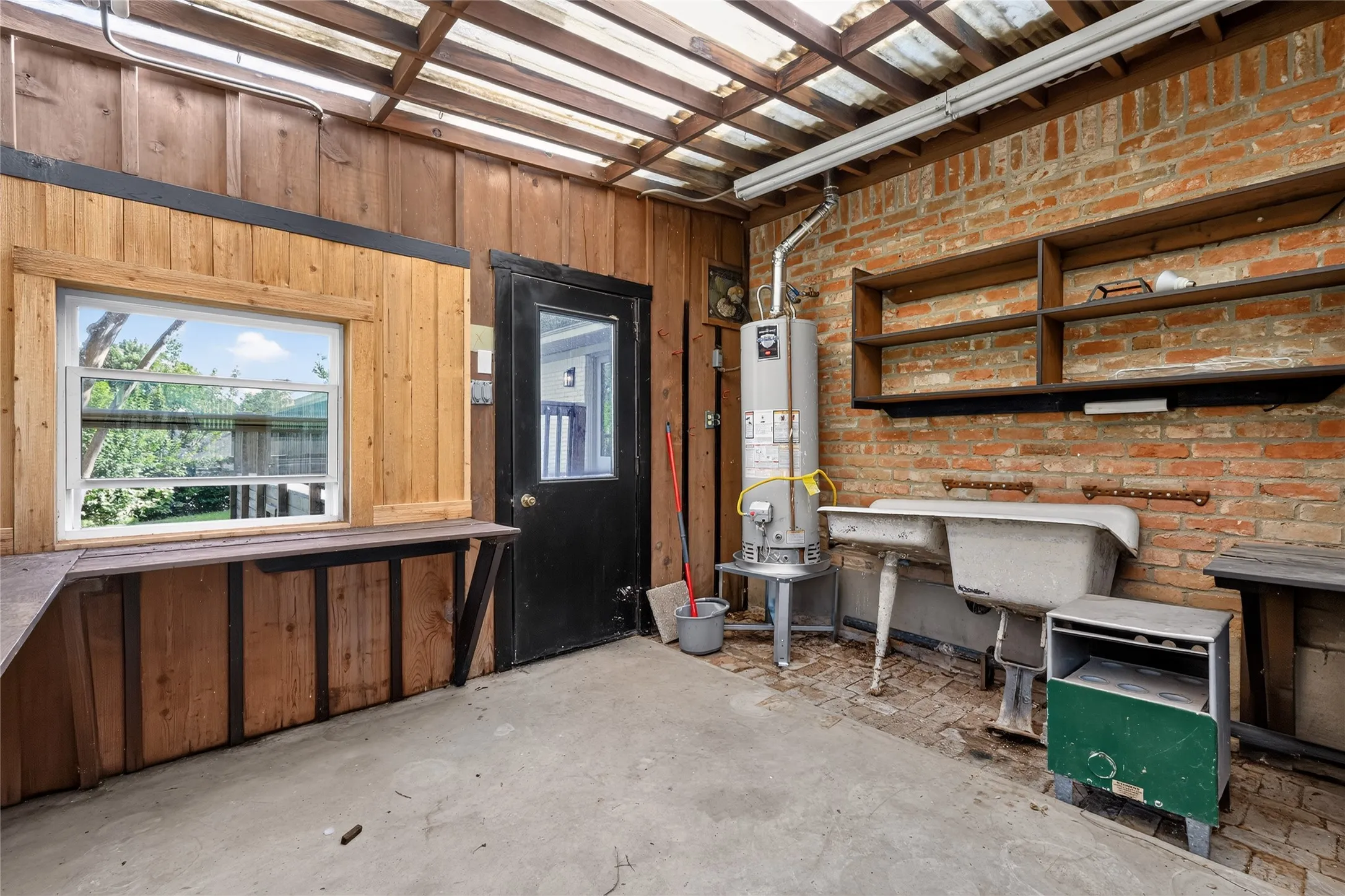 Single Family Residence For Sale in Mc Lennan County , 2808 Woodland Drive, Waco, Texas 76710, 4 Bedroom, 4 Bathroom, 2 Garage spaces, 2,808 Sqft, built in 1959, mls#21325399, Real Estate Agent in Waco, Homes For Sale in Mc Lennan county, Homes For Sale in Waco, Realtor in Waco Texas, Real Estate Brokerage Independent Realty Texas, Luminita Cordes Realtor