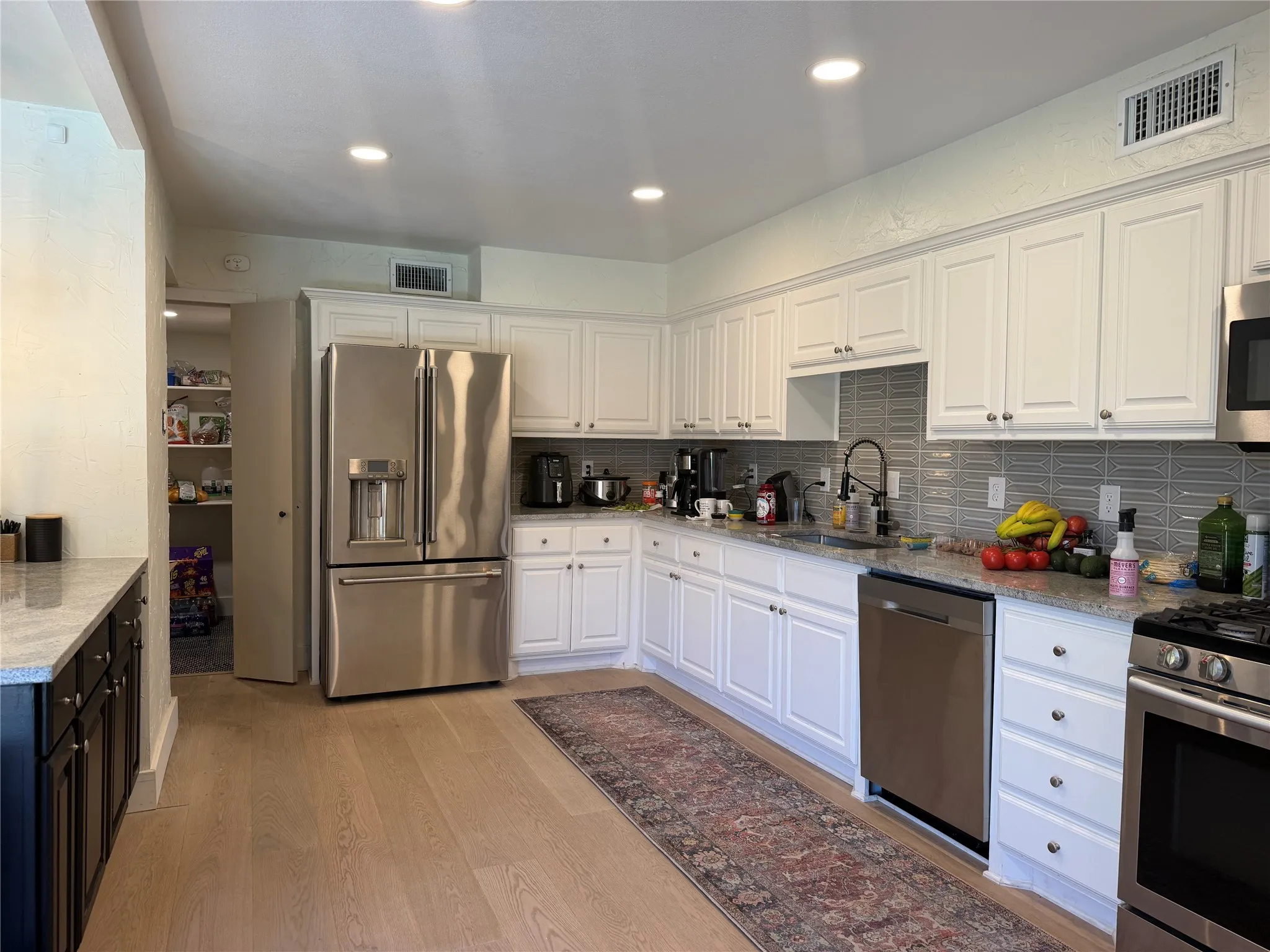 Single Family Residence For Sale in Dallas County , 6811 Ledyard Drive, Dallas, Texas 75248, 4 Bedroom, 3 Bathroom, 2 Garage spaces, 3,043 Sqft, built in 1973, mls#21326750, Real Estate Agent in Dallas, Homes For Sale in Dallas county, Homes For Sale in Dallas, Realtor in Dallas Texas, Real Estate Brokerage Independent Realty Texas, Luminita Cordes Realtor