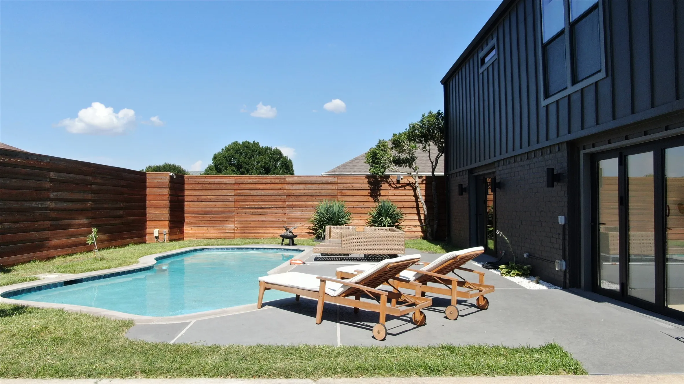 Single Family Residence For Sale in Dallas County , 6811 Ledyard Drive, Dallas, Texas 75248, 4 Bedroom, 3 Bathroom, 2 Garage spaces, 3,043 Sqft, built in 1973, mls#21326750, Real Estate Agent in Dallas, Homes For Sale in Dallas county, Homes For Sale in Dallas, Realtor in Dallas Texas, Real Estate Brokerage Independent Realty Texas, Luminita Cordes Realtor