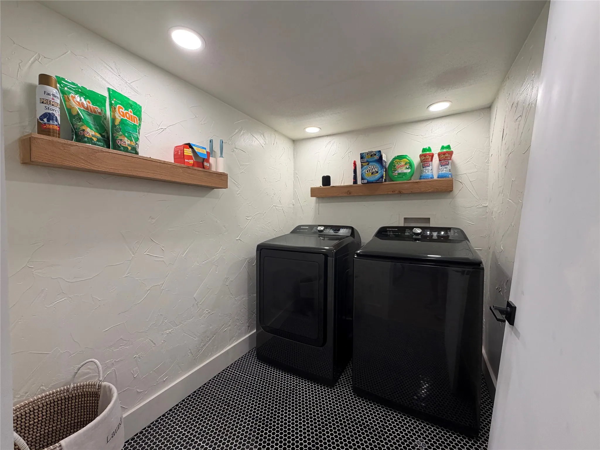 Single Family Residence For Sale in Dallas County , 6811 Ledyard Drive, Dallas, Texas 75248, 4 Bedroom, 3 Bathroom, 2 Garage spaces, 3,043 Sqft, built in 1973, mls#21326750, Real Estate Agent in Dallas, Homes For Sale in Dallas county, Homes For Sale in Dallas, Realtor in Dallas Texas, Real Estate Brokerage Independent Realty Texas, Luminita Cordes Realtor