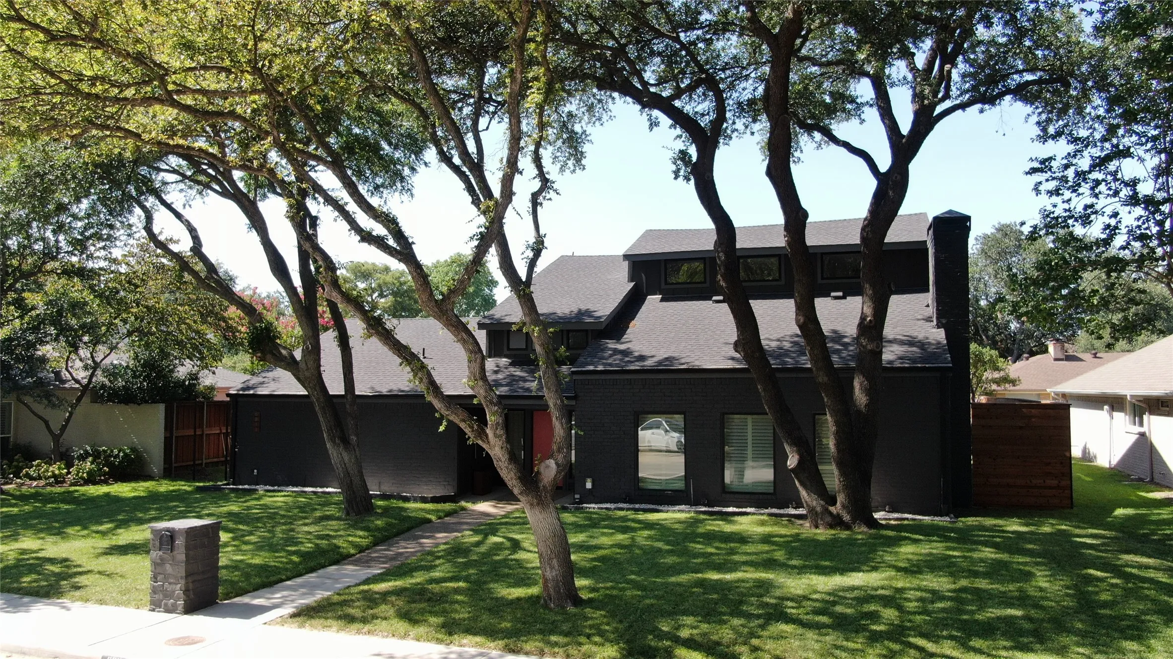 Single Family Residence For Sale in Dallas County , 6811 Ledyard Drive, Dallas, Texas 75248, 4 Bedroom, 3 Bathroom, 2 Garage spaces, 3,043 Sqft, built in 1973, mls#21326750, Real Estate Agent in Dallas, Homes For Sale in Dallas county, Homes For Sale in Dallas, Realtor in Dallas Texas, Real Estate Brokerage Independent Realty Texas, Luminita Cordes Realtor