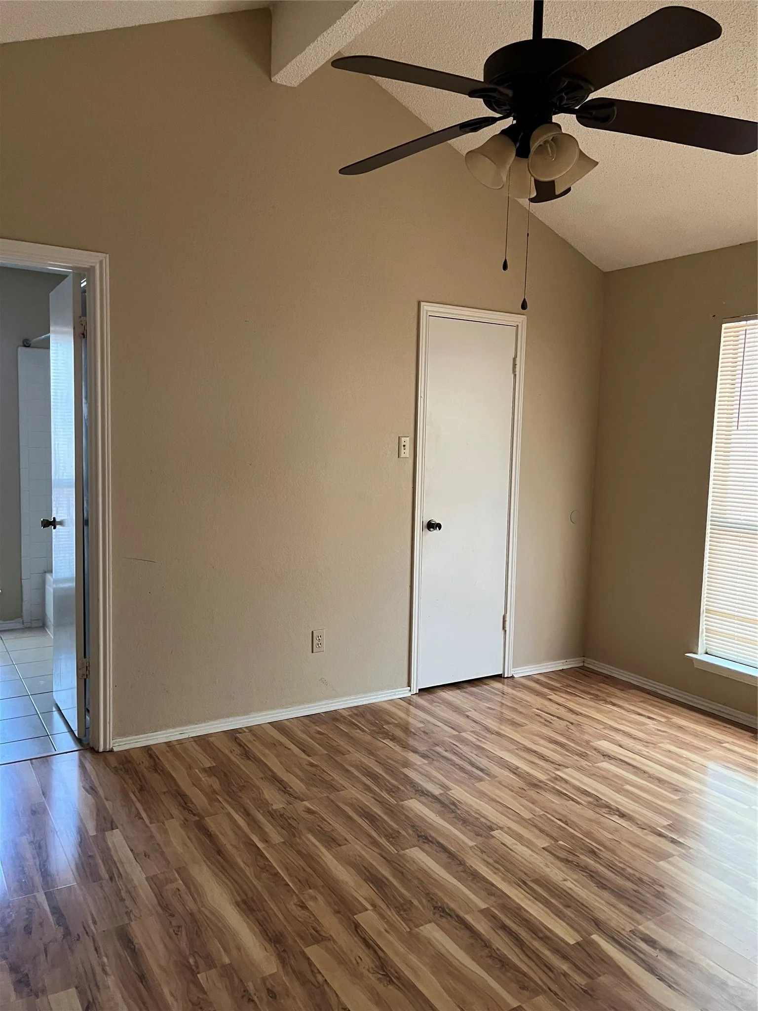 Single Family Residence For Sale in Tarrant County , 818 Midcreek Drive, Euless, Texas 76039, 3 Bedroom, 2 Bathroom, Garage spaces, 1,294 Sqft, built in 1982, mls#21325413, Real Estate Agent in Euless, Homes For Sale in Tarrant county, Homes For Sale in Euless, Realtor in Euless Texas, Real Estate Brokerage Independent Realty Texas, Luminita Cordes Realtor