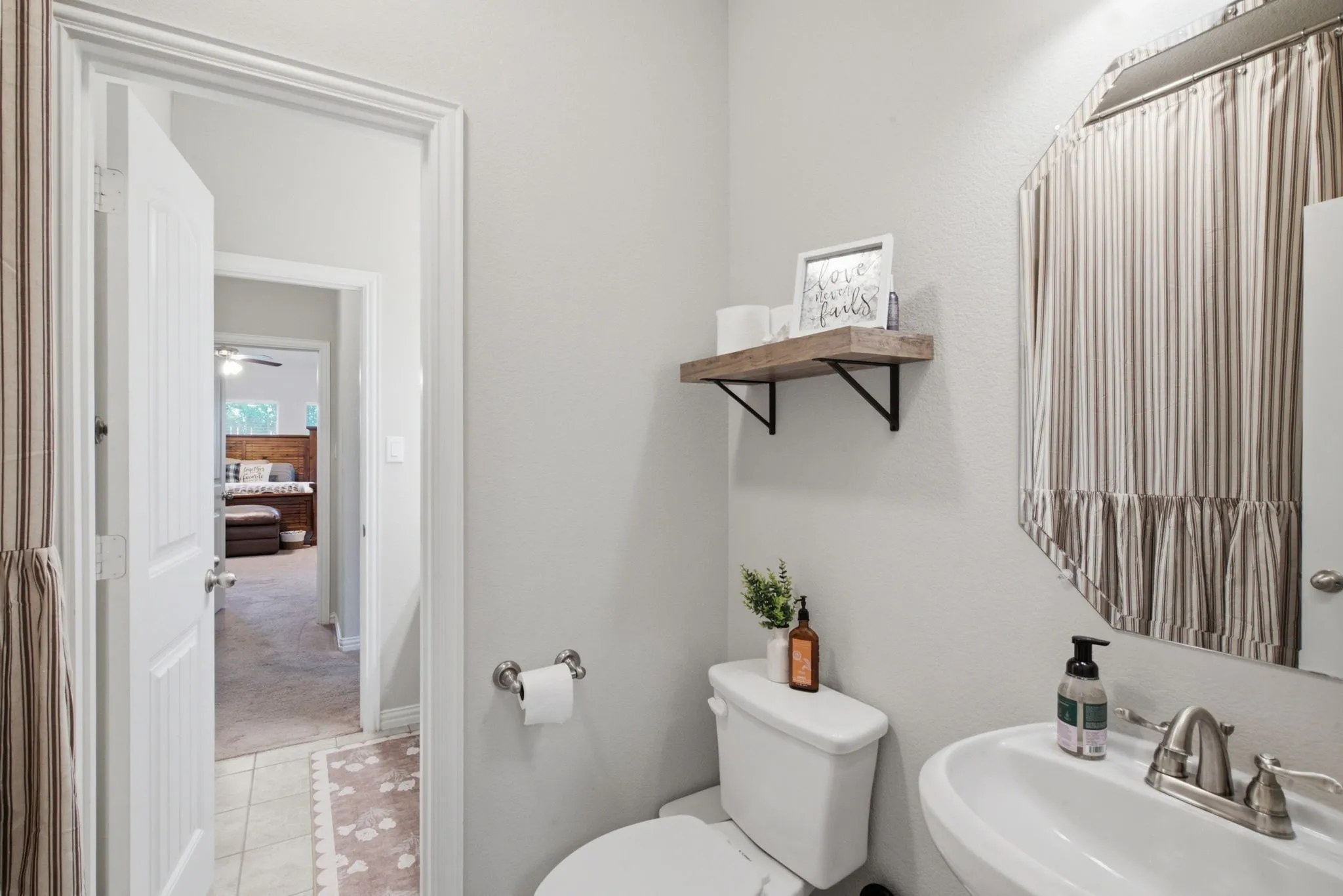Single Family Residence For Sale in Tarrant County , 531 Hidden Springs Trail, Azle, Texas 76020, 4 Bedroom, 2 Bathroom, 2 Garage spaces, 2,151 Sqft, built in 2018, mls#21326766, Real Estate Agent in Azle, Homes For Sale in Tarrant county, Homes For Sale in Azle, Realtor in Azle Texas, Real Estate Brokerage Independent Realty Texas, Luminita Cordes Realtor