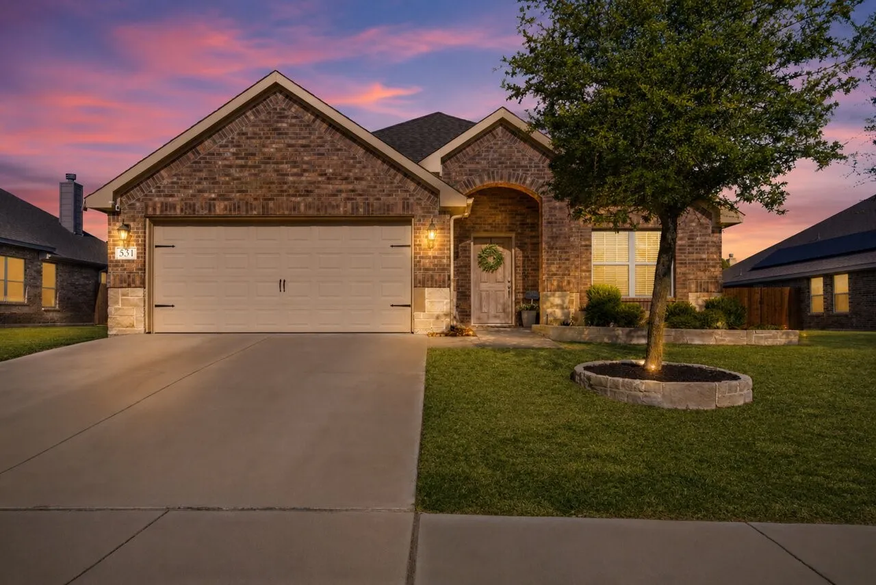 Single Family Residence For Sale in Tarrant County , 531 Hidden Springs Trail, Azle, Texas 76020, 4 Bedroom, 2 Bathroom, 2 Garage spaces, 2,151 Sqft, built in 2018, mls#21326766, Real Estate Agent in Azle, Homes For Sale in Tarrant county, Homes For Sale in Azle, Realtor in Azle Texas, Real Estate Brokerage Independent Realty Texas, Luminita Cordes Realtor