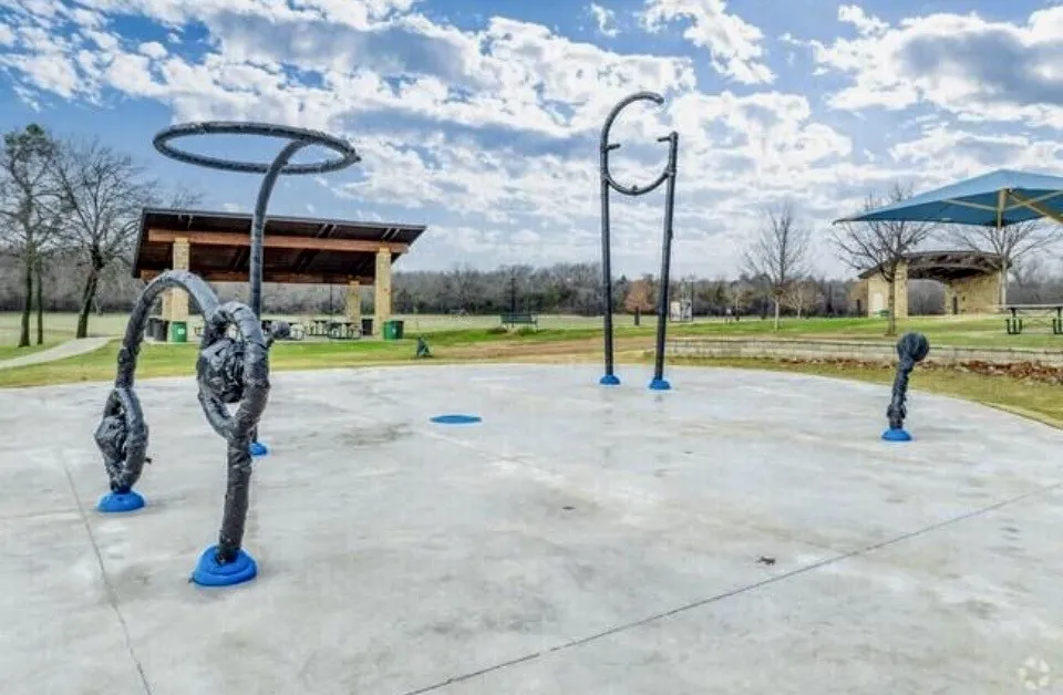 Park, walking trails and splash pad just minutes away.