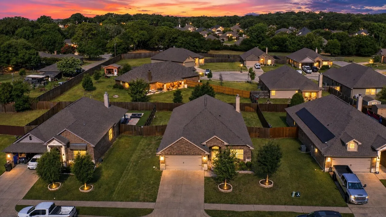 Single Family Residence For Sale in Tarrant County , 531 Hidden Springs Trail, Azle, Texas 76020, 4 Bedroom, 2 Bathroom, 2 Garage spaces, 2,151 Sqft, built in 2018, mls#21326766, Real Estate Agent in Azle, Homes For Sale in Tarrant county, Homes For Sale in Azle, Realtor in Azle Texas, Real Estate Brokerage Independent Realty Texas, Luminita Cordes Realtor