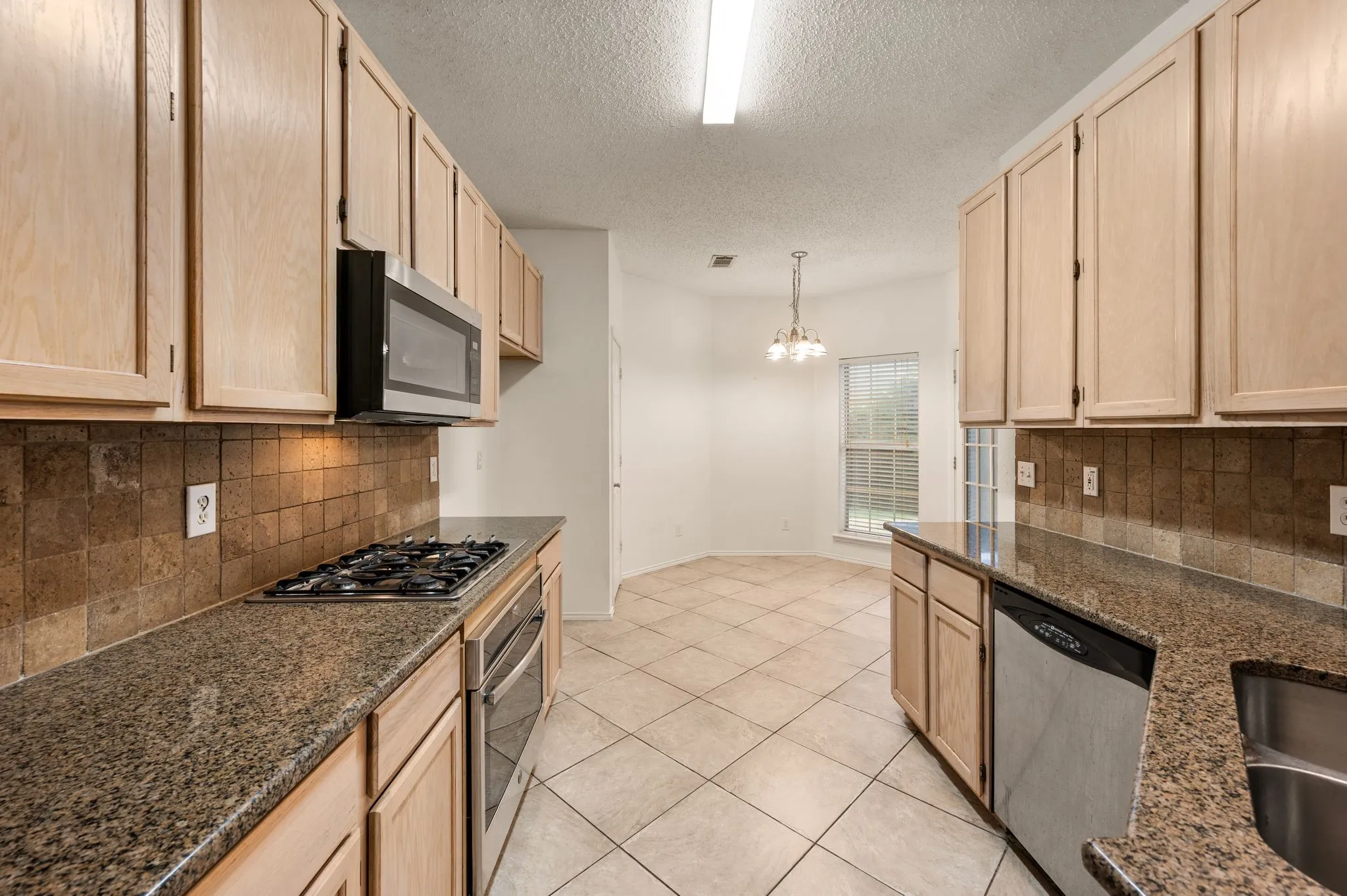 IN KITCHEN DINING