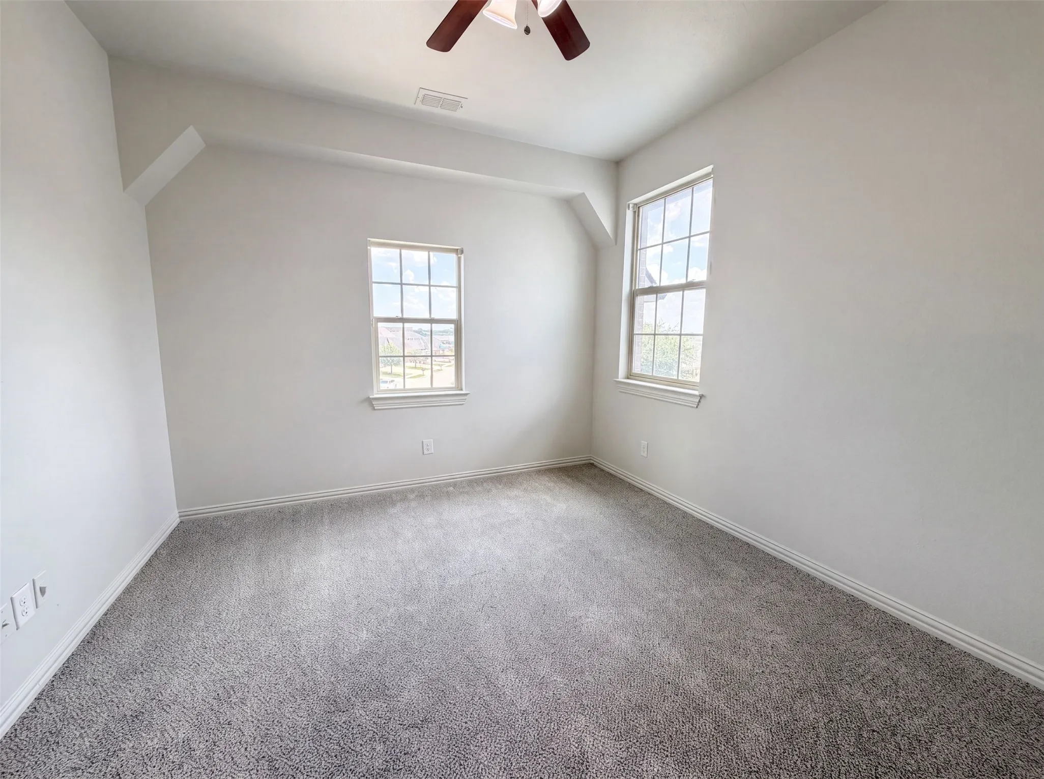 Single Family Residence For Sale in Tarrant County , 400 Blue Star Court, Burleson, Texas 76028, 5 Bedroom, 4 Bathroom, 2 Garage spaces, 3,139 Sqft, built in 2015, mls#21326762, Real Estate Agent in Burleson, Homes For Sale in Tarrant county, Homes For Sale in Burleson, Realtor in Burleson Texas, Real Estate Brokerage Independent Realty Texas, Luminita Cordes Realtor
