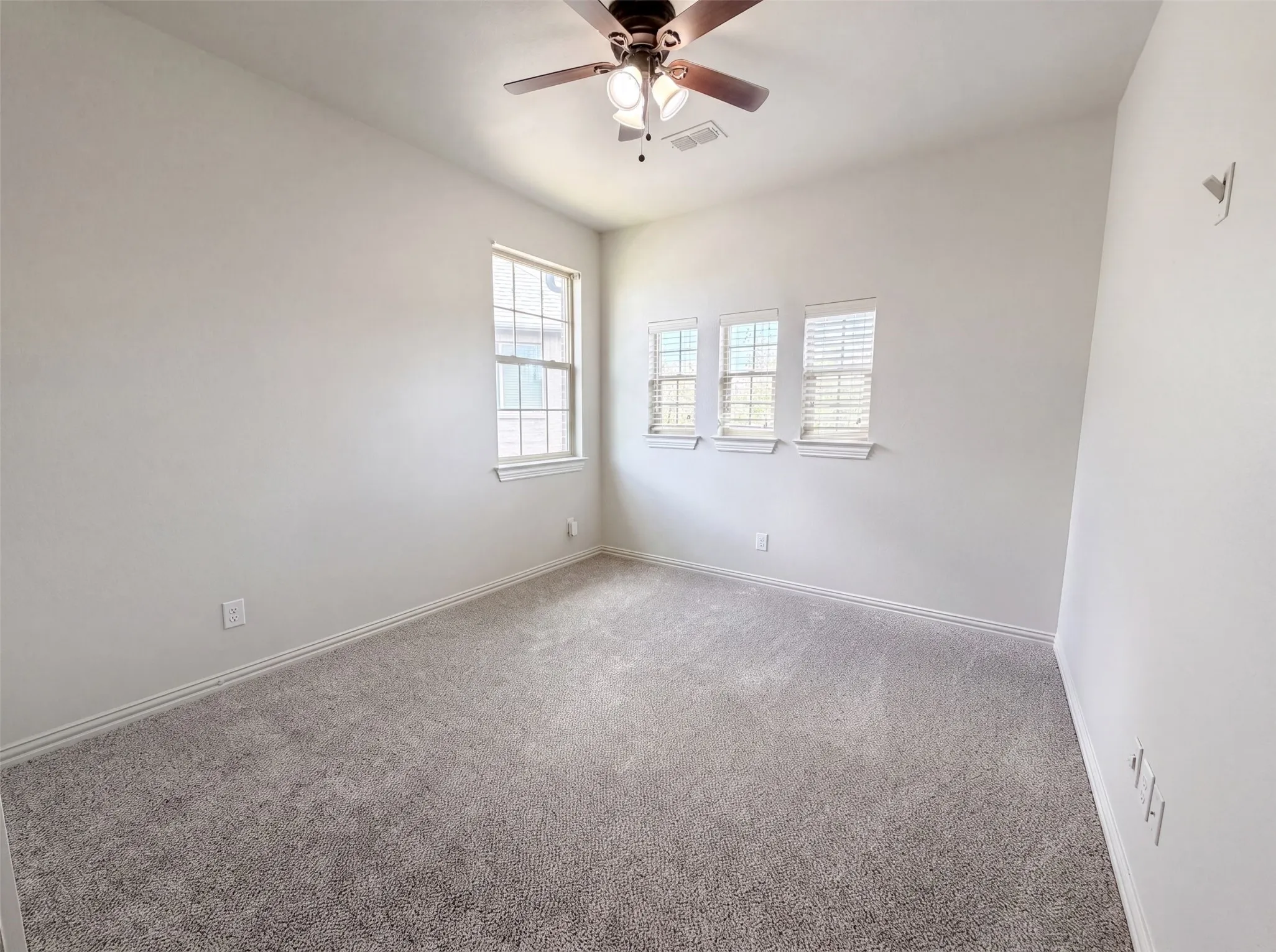 Single Family Residence For Sale in Tarrant County , 400 Blue Star Court, Burleson, Texas 76028, 5 Bedroom, 4 Bathroom, 2 Garage spaces, 3,139 Sqft, built in 2015, mls#21326762, Real Estate Agent in Burleson, Homes For Sale in Tarrant county, Homes For Sale in Burleson, Realtor in Burleson Texas, Real Estate Brokerage Independent Realty Texas, Luminita Cordes Realtor