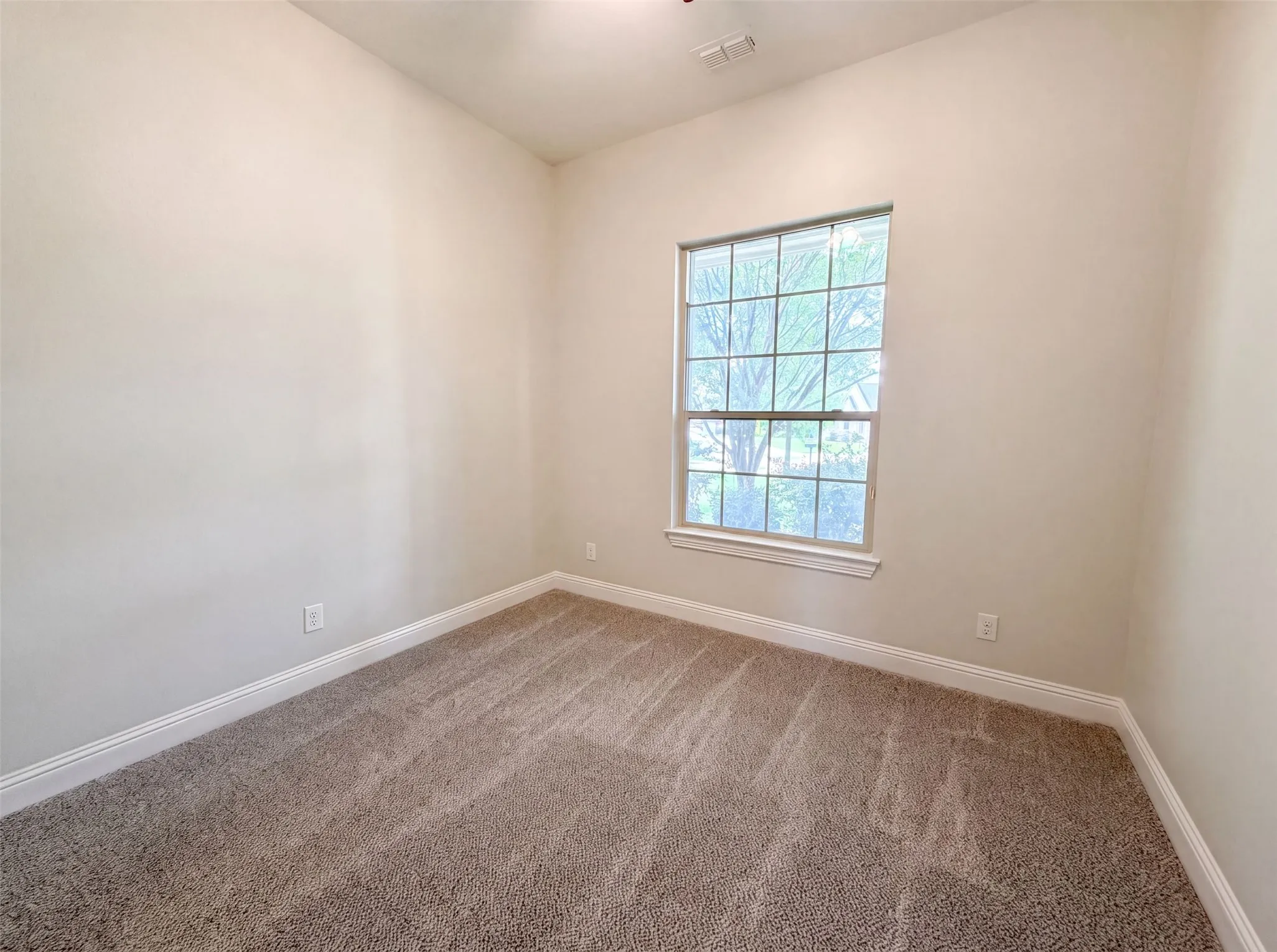 Single Family Residence For Sale in Tarrant County , 400 Blue Star Court, Burleson, Texas 76028, 5 Bedroom, 4 Bathroom, 2 Garage spaces, 3,139 Sqft, built in 2015, mls#21326762, Real Estate Agent in Burleson, Homes For Sale in Tarrant county, Homes For Sale in Burleson, Realtor in Burleson Texas, Real Estate Brokerage Independent Realty Texas, Luminita Cordes Realtor