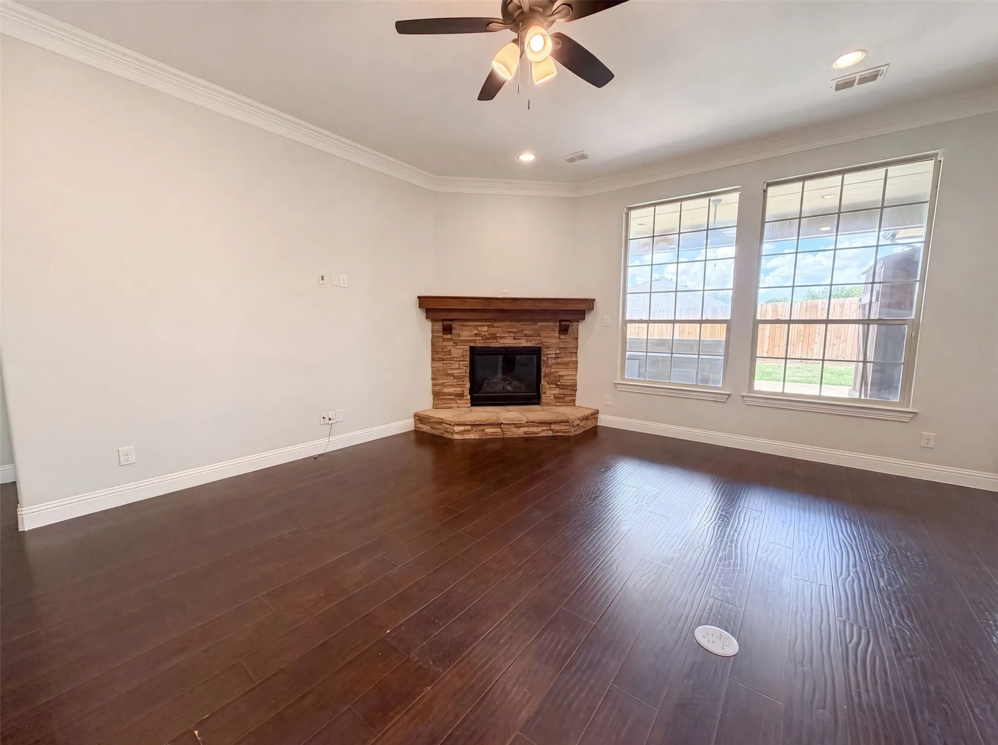 Single Family Residence For Sale in Tarrant County , 400 Blue Star Court, Burleson, Texas 76028, 5 Bedroom, 4 Bathroom, 2 Garage spaces, 3,139 Sqft, built in 2015, mls#21326762, Real Estate Agent in Burleson, Homes For Sale in Tarrant county, Homes For Sale in Burleson, Realtor in Burleson Texas, Real Estate Brokerage Independent Realty Texas, Luminita Cordes Realtor