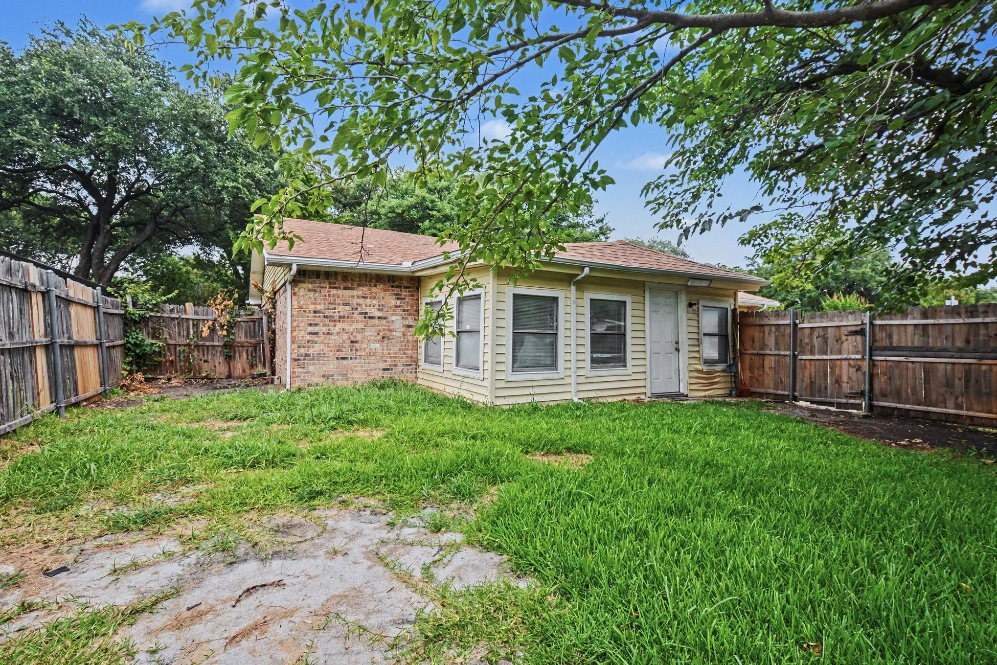 Single Family Residence For Rent in Dallas County , 4237 Foliage Drive, Garland, Texas 75043, 3 Bedroom, 2 Bathroom, 2 Garage spaces, 1,531 Sqft, built in 1972, mls#21326781, Real Estate Agent in Garland, Homes For Rent in Dallas county, Homes For Rent in Garland, Realtor in Garland Texas, Real Estate Brokerage Independent Realty Texas, Luminita Cordes Realtor