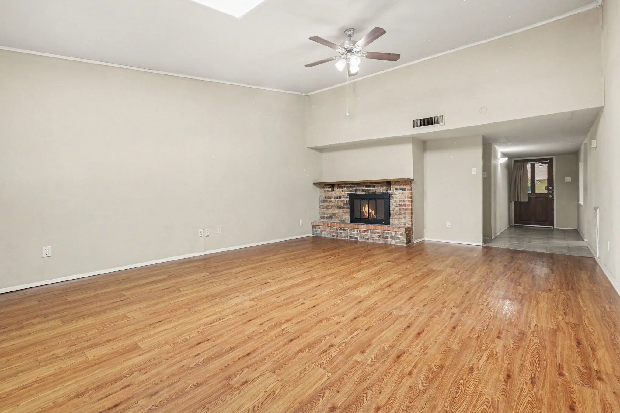 Single Family Residence For Rent in Dallas County , 4237 Foliage Drive, Garland, Texas 75043, 3 Bedroom, 2 Bathroom, 2 Garage spaces, 1,531 Sqft, built in 1972, mls#21326781, Real Estate Agent in Garland, Homes For Rent in Dallas county, Homes For Rent in Garland, Realtor in Garland Texas, Real Estate Brokerage Independent Realty Texas, Luminita Cordes Realtor