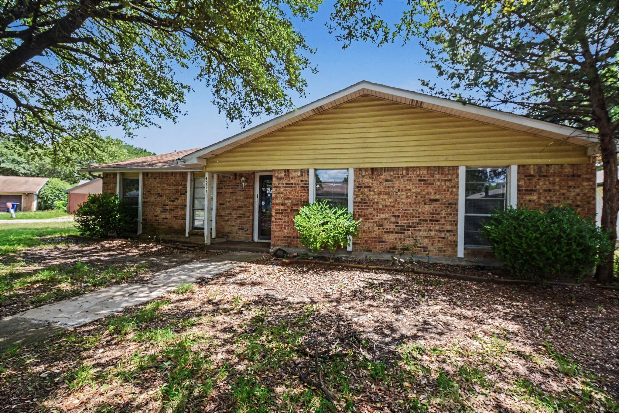 Single Family Residence For Rent in Dallas County , 4237 Foliage Drive, Garland, Texas 75043, 3 Bedroom, 2 Bathroom, 2 Garage spaces, 1,531 Sqft, built in 1972, mls#21326781, Real Estate Agent in Garland, Homes For Rent in Dallas county, Homes For Rent in Garland, Realtor in Garland Texas, Real Estate Brokerage Independent Realty Texas, Luminita Cordes Realtor