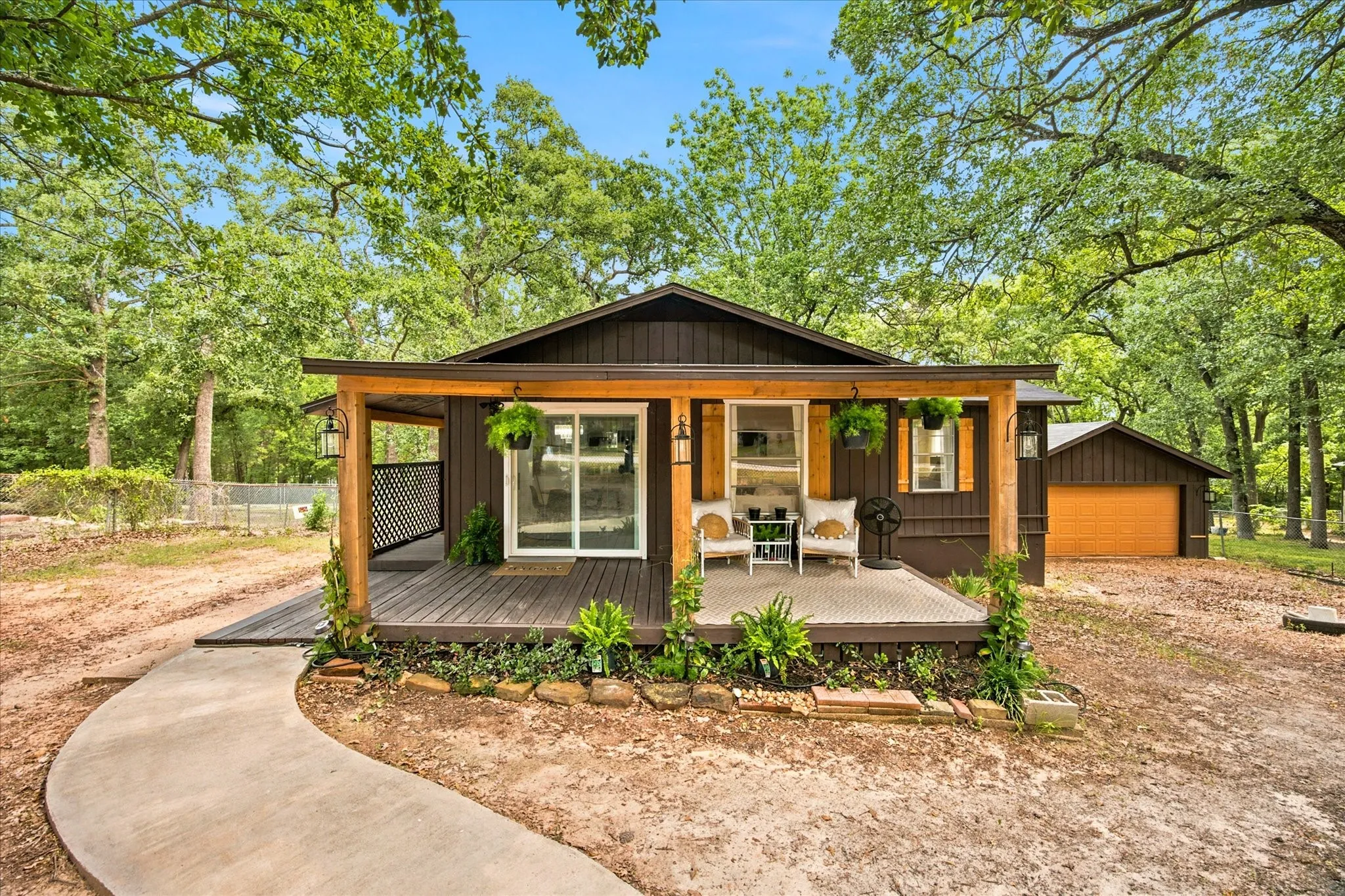 Single Family Residence For Sale in Henderson County , 417 Shady Trail, Tool, Texas 75143, 3 Bedroom, 2 Bathroom, 2 Garage spaces, 1,039 Sqft, built in 1966, mls#21312869, Real Estate Agent in Tool, Homes For Sale in Henderson county, Homes For Sale in Tool, Realtor in Tool Texas, Real Estate Brokerage Independent Realty Texas, Luminita Cordes Realtor