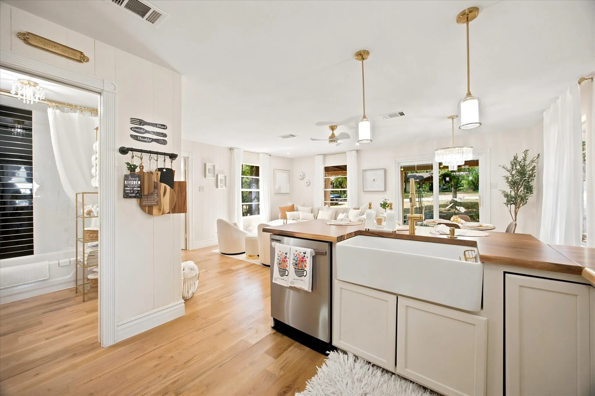 Shows like a model home!