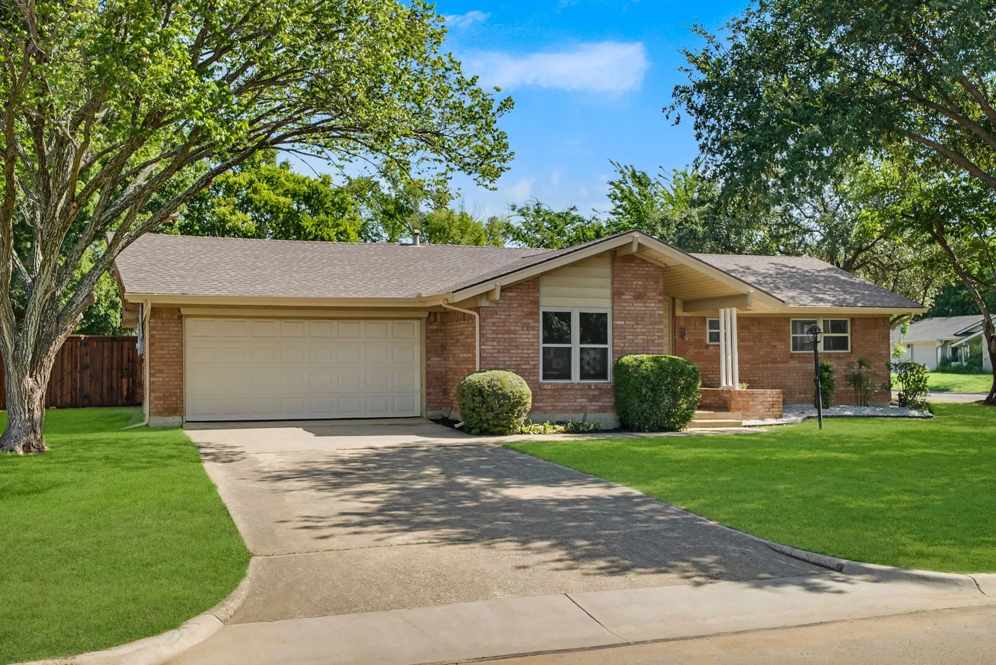 Welcome to Denton, and close to UNT and TWU!  Updated, and move in ready