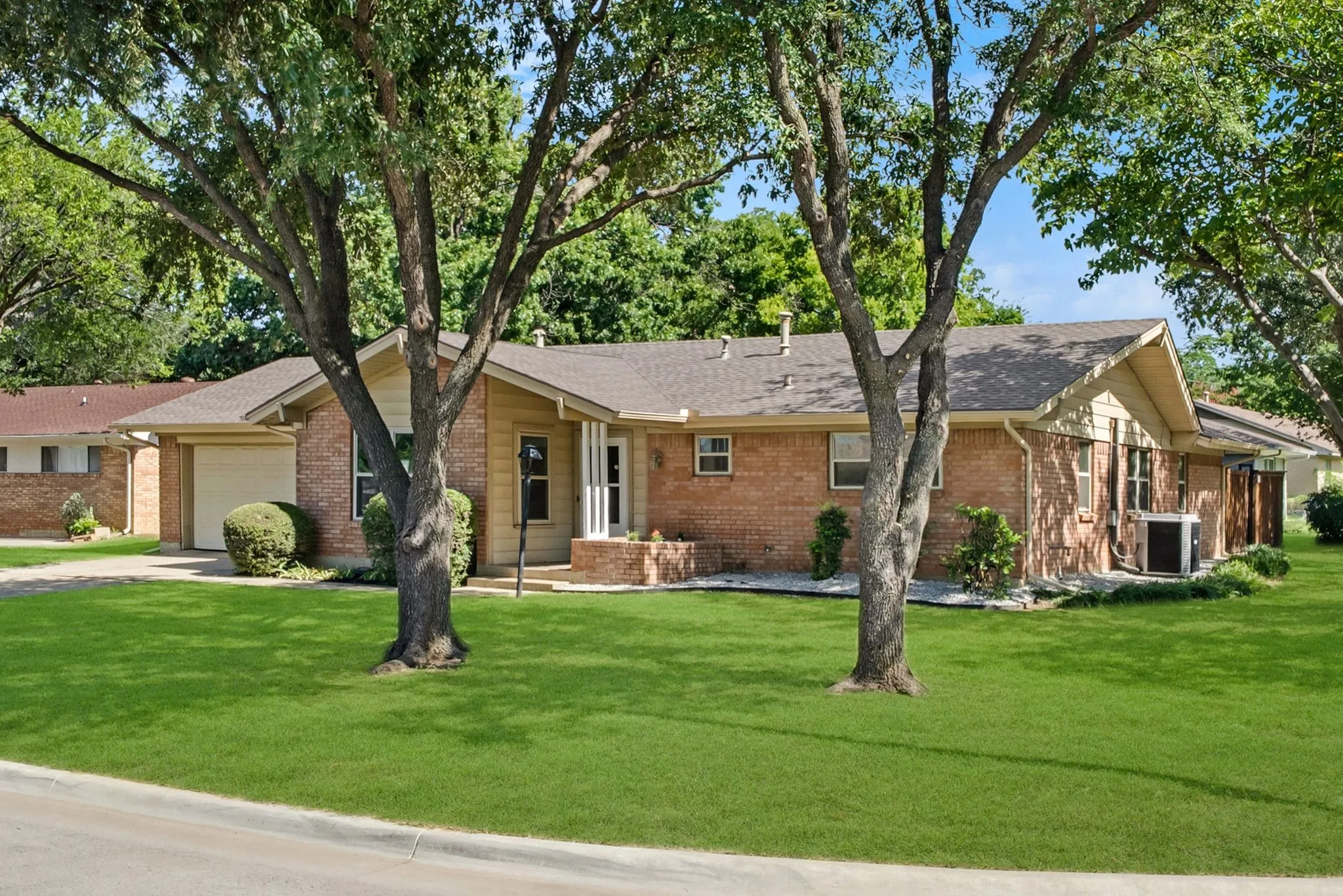 Single Family Residence For Sale in Denton County , 1300 Amherst Drive, Denton, Texas 76201, 3 Bedroom, 2 Bathroom, 2 Garage spaces, 1,744 Sqft, built in 1975, mls#21267572, Real Estate Agent in Denton, Homes For Sale in Denton county, Homes For Sale in Denton, Realtor in Denton Texas, Real Estate Brokerage Independent Realty Texas, Luminita Cordes Realtor