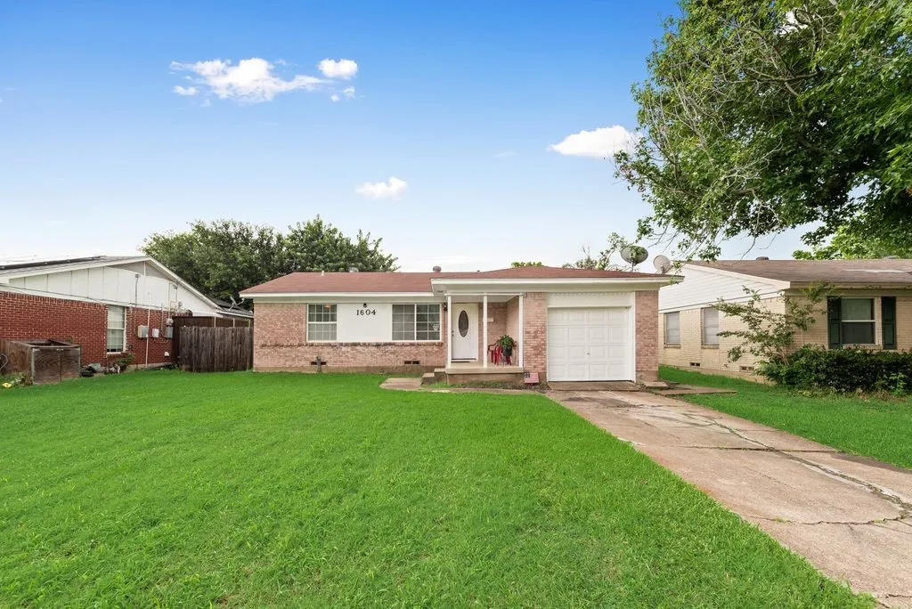 Single Family Residence For Sale in Dallas County , 1604 Summit Street, Mesquite, Texas 75149, 3 Bedroom, 1 Bathroom, 1 Garage spaces, 990 Sqft, built in 1960, mls#21322089, Real Estate Agent in Mesquite, Homes For Sale in Dallas county, Homes For Sale in Mesquite, Realtor in Mesquite Texas, Real Estate Brokerage Independent Realty Texas, Luminita Cordes Realtor
