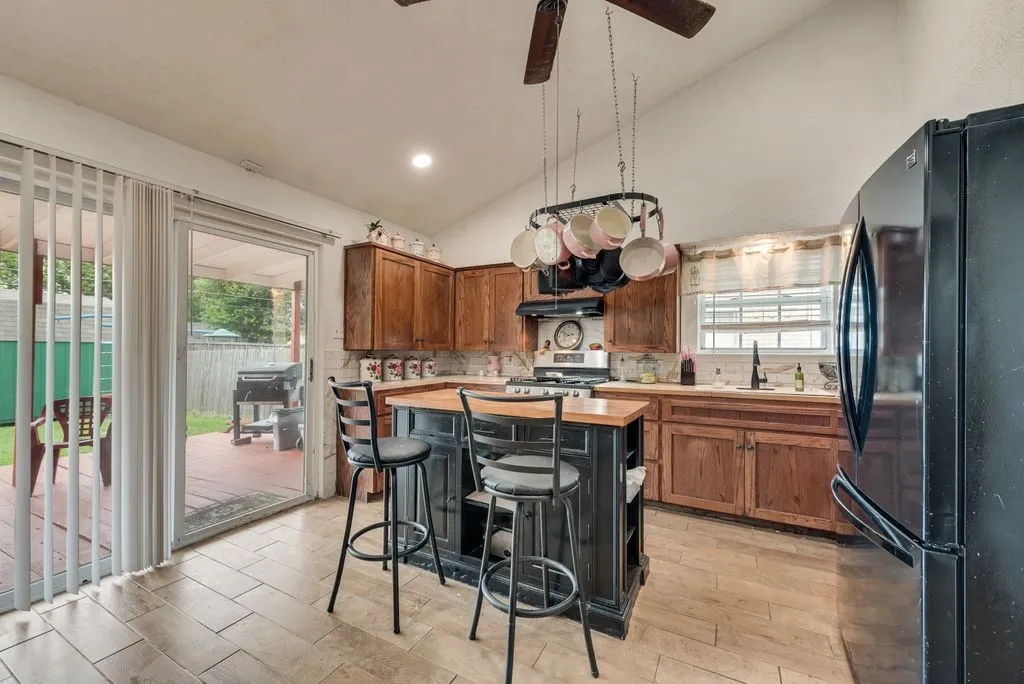 Single Family Residence For Sale in Dallas County , 1604 Summit Street, Mesquite, Texas 75149, 3 Bedroom, 1 Bathroom, 1 Garage spaces, 990 Sqft, built in 1960, mls#21322089, Real Estate Agent in Mesquite, Homes For Sale in Dallas county, Homes For Sale in Mesquite, Realtor in Mesquite Texas, Real Estate Brokerage Independent Realty Texas, Luminita Cordes Realtor