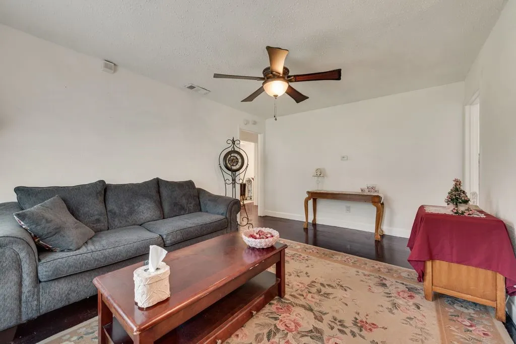 Single Family Residence For Sale in Dallas County , 1604 Summit Street, Mesquite, Texas 75149, 3 Bedroom, 1 Bathroom, 1 Garage spaces, 990 Sqft, built in 1960, mls#21322089, Real Estate Agent in Mesquite, Homes For Sale in Dallas county, Homes For Sale in Mesquite, Realtor in Mesquite Texas, Real Estate Brokerage Independent Realty Texas, Luminita Cordes Realtor