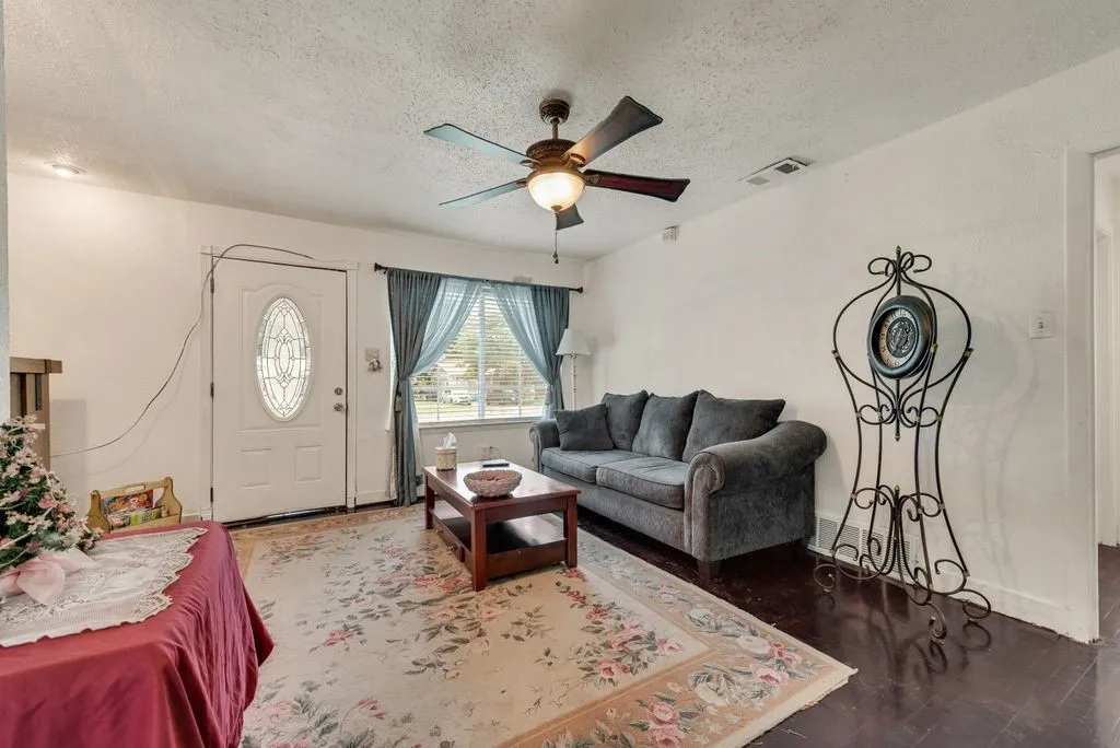 Single Family Residence For Sale in Dallas County , 1604 Summit Street, Mesquite, Texas 75149, 3 Bedroom, 1 Bathroom, 1 Garage spaces, 990 Sqft, built in 1960, mls#21322089, Real Estate Agent in Mesquite, Homes For Sale in Dallas county, Homes For Sale in Mesquite, Realtor in Mesquite Texas, Real Estate Brokerage Independent Realty Texas, Luminita Cordes Realtor