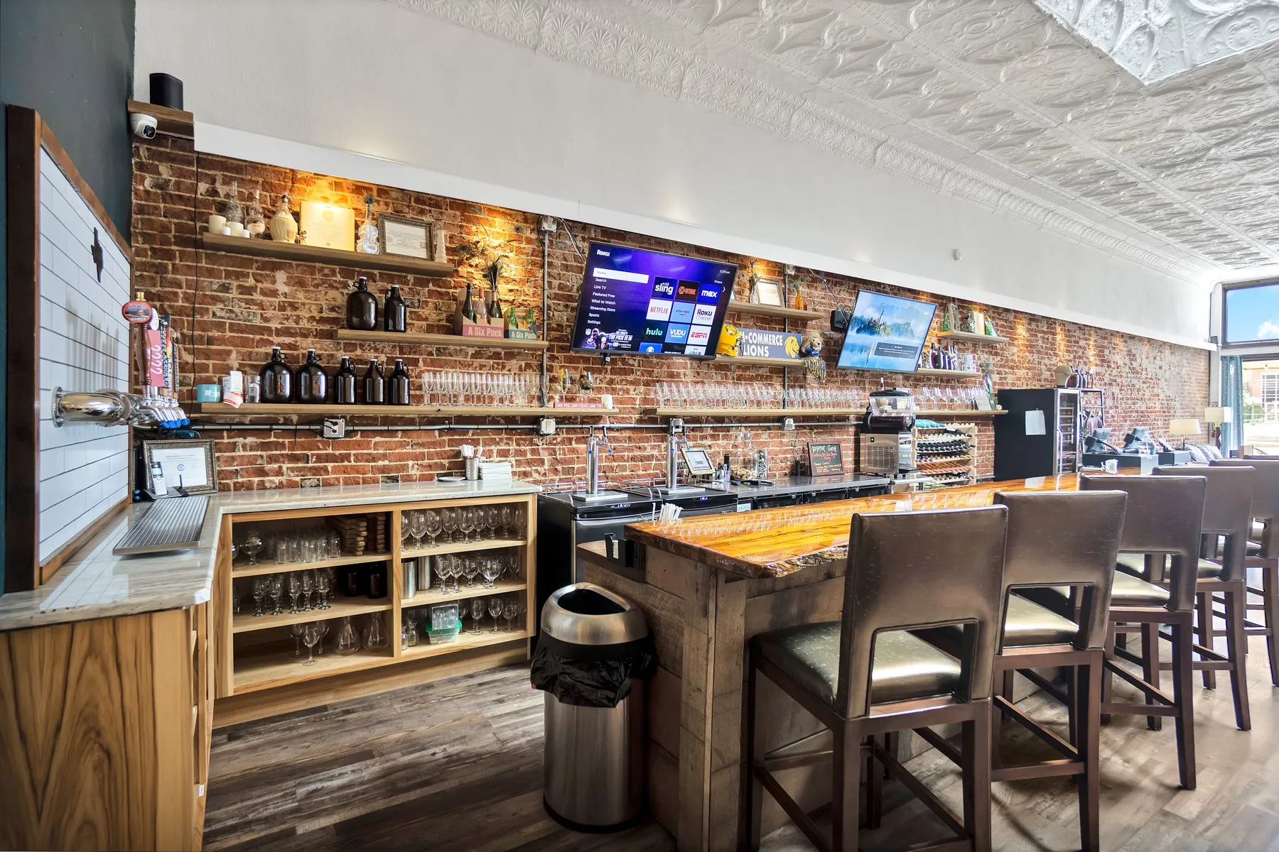Well organized bar can easily accommodate a crowd!