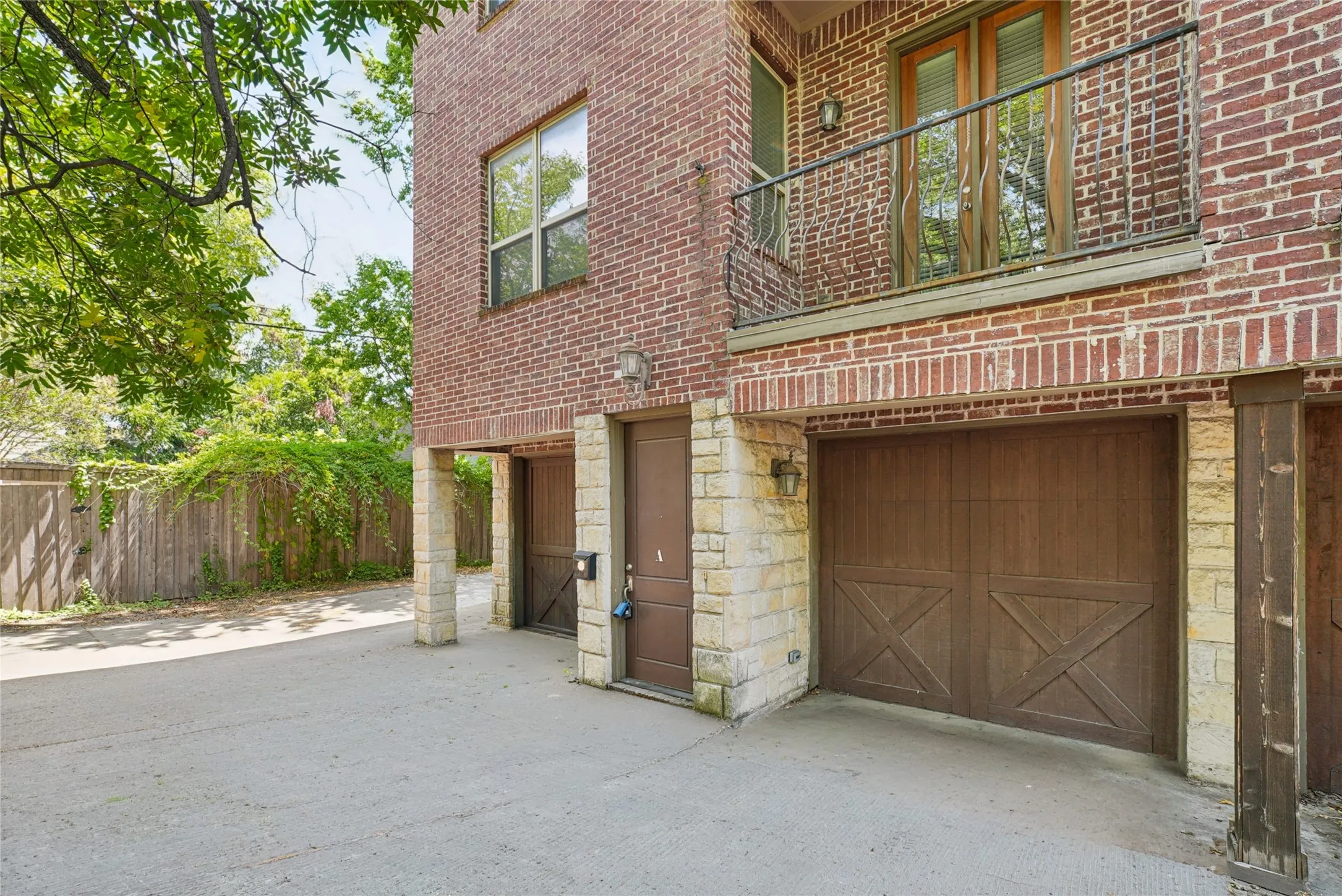 Condominium For Rent in Dallas County , 2606 N Henderson Avenue A, Dallas, Texas 75206, 3 Bedroom, 3 Bathroom, 2 Garage spaces, 1,528 Sqft, built in 2005, mls#21310827, Real Estate Agent in Dallas, Homes For Rent in Dallas county, Homes For Rent in Dallas, Realtor in Dallas Texas, Real Estate Brokerage Independent Realty Texas, Luminita Cordes Realtor