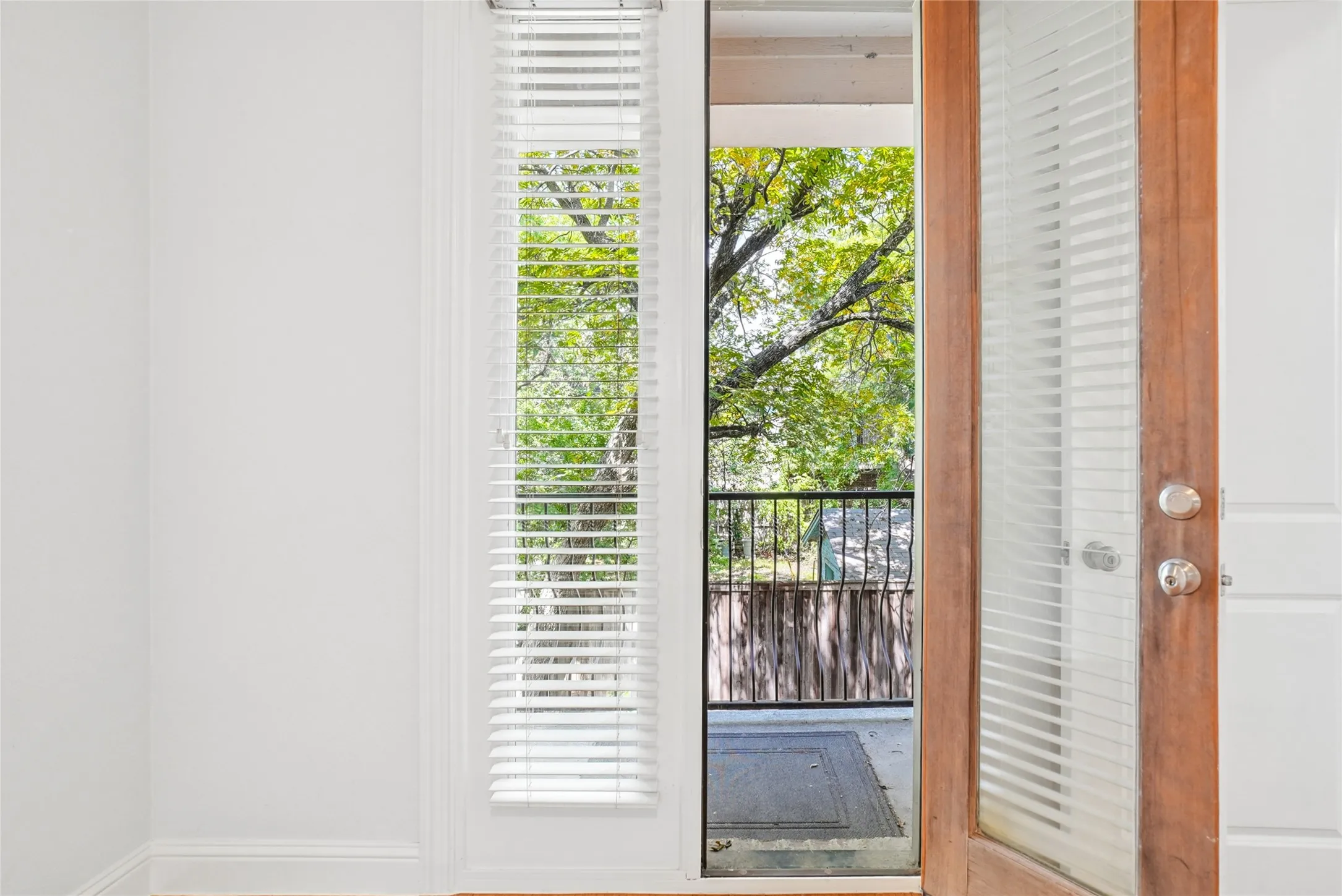 Condominium For Rent in Dallas County , 2606 N Henderson Avenue A, Dallas, Texas 75206, 3 Bedroom, 3 Bathroom, 2 Garage spaces, 1,528 Sqft, built in 2005, mls#21310827, Real Estate Agent in Dallas, Homes For Rent in Dallas county, Homes For Rent in Dallas, Realtor in Dallas Texas, Real Estate Brokerage Independent Realty Texas, Luminita Cordes Realtor