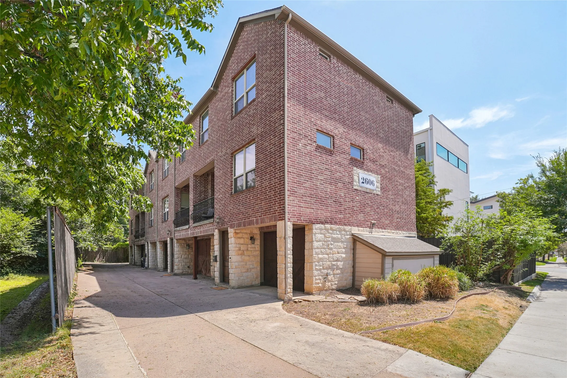 Condominium For Rent in Dallas County , 2606 N Henderson Avenue A, Dallas, Texas 75206, 3 Bedroom, 3 Bathroom, 2 Garage spaces, 1,528 Sqft, built in 2005, mls#21310827, Real Estate Agent in Dallas, Homes For Rent in Dallas county, Homes For Rent in Dallas, Realtor in Dallas Texas, Real Estate Brokerage Independent Realty Texas, Luminita Cordes Realtor