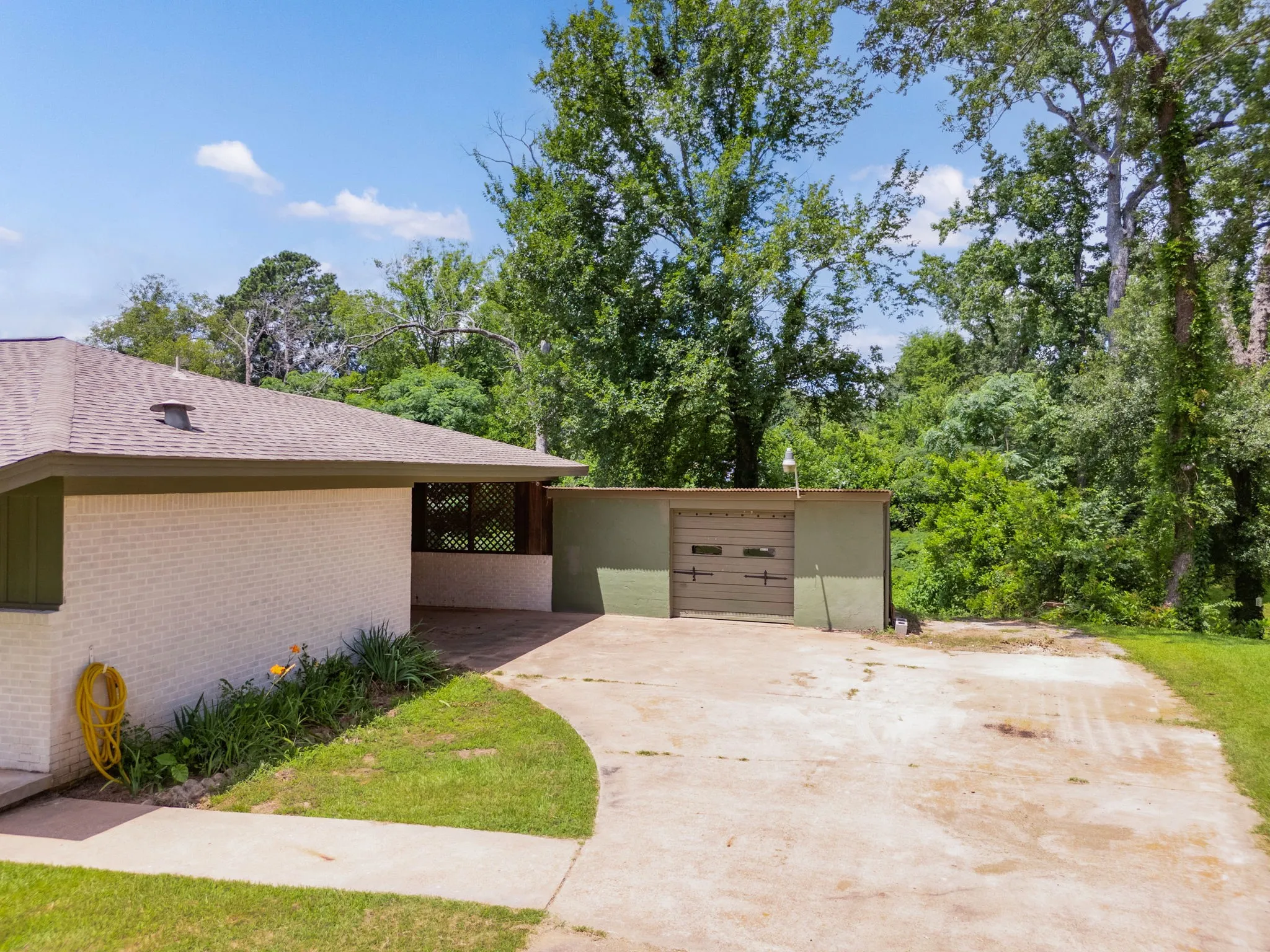 Single Family Residence For Sale in Anderson County , 137 Gardner Drive, Palestine, Texas 75803, 3 Bedroom, 2 Bathroom, 1 Garage spaces, 2,203 Sqft, built in 1957, mls#21326190, Real Estate Agent in Palestine, Homes For Sale in Anderson county, Homes For Sale in Palestine, Realtor in Palestine Texas, Real Estate Brokerage Independent Realty Texas, Luminita Cordes Realtor