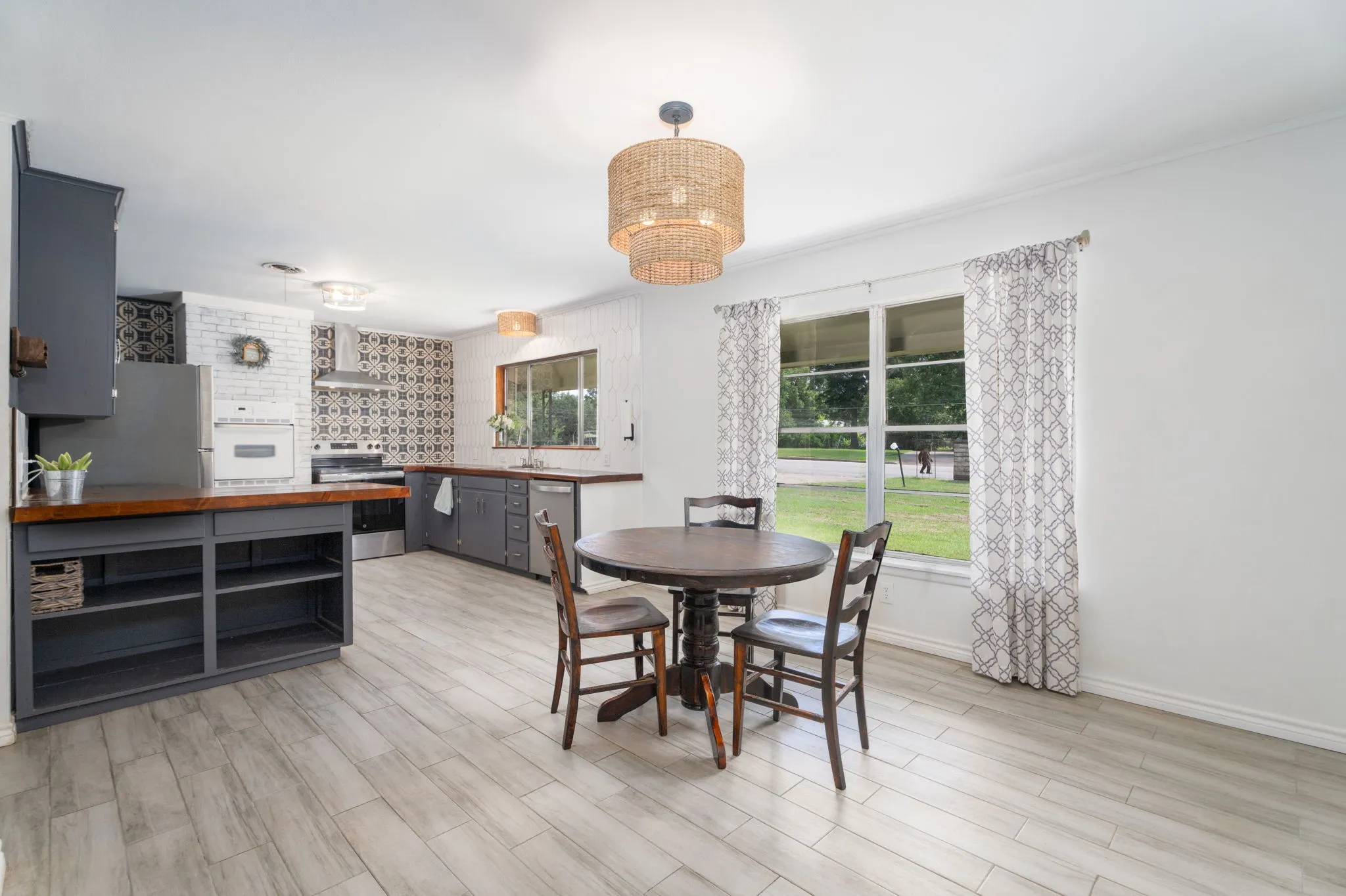 Single Family Residence For Sale in Anderson County , 137 Gardner Drive, Palestine, Texas 75803, 3 Bedroom, 2 Bathroom, 1 Garage spaces, 2,203 Sqft, built in 1957, mls#21326190, Real Estate Agent in Palestine, Homes For Sale in Anderson county, Homes For Sale in Palestine, Realtor in Palestine Texas, Real Estate Brokerage Independent Realty Texas, Luminita Cordes Realtor