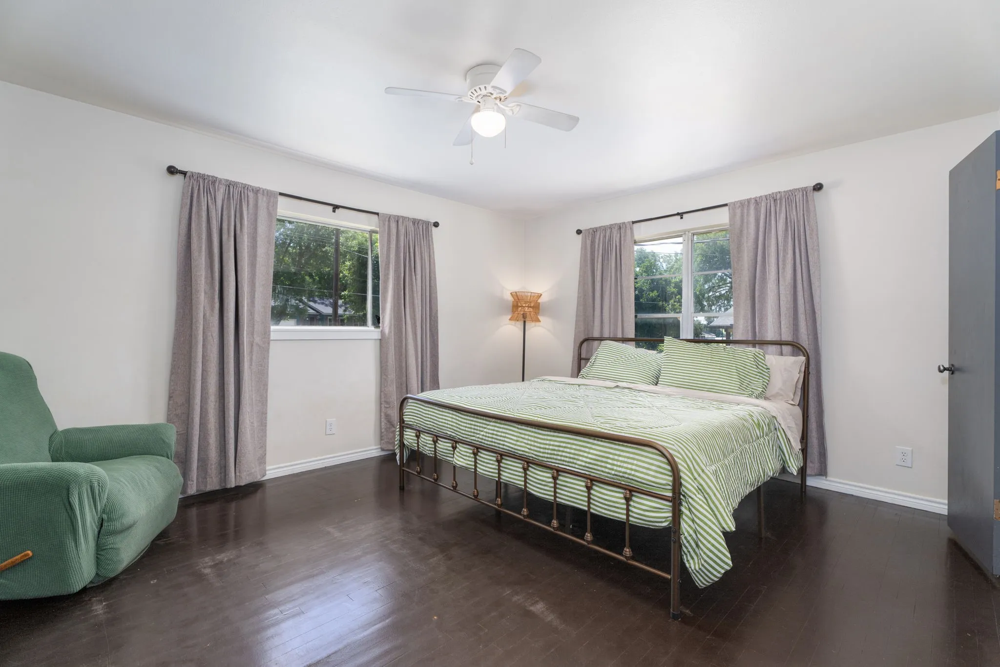 Single Family Residence For Sale in Anderson County , 137 Gardner Drive, Palestine, Texas 75803, 3 Bedroom, 2 Bathroom, 1 Garage spaces, 2,203 Sqft, built in 1957, mls#21326190, Real Estate Agent in Palestine, Homes For Sale in Anderson county, Homes For Sale in Palestine, Realtor in Palestine Texas, Real Estate Brokerage Independent Realty Texas, Luminita Cordes Realtor