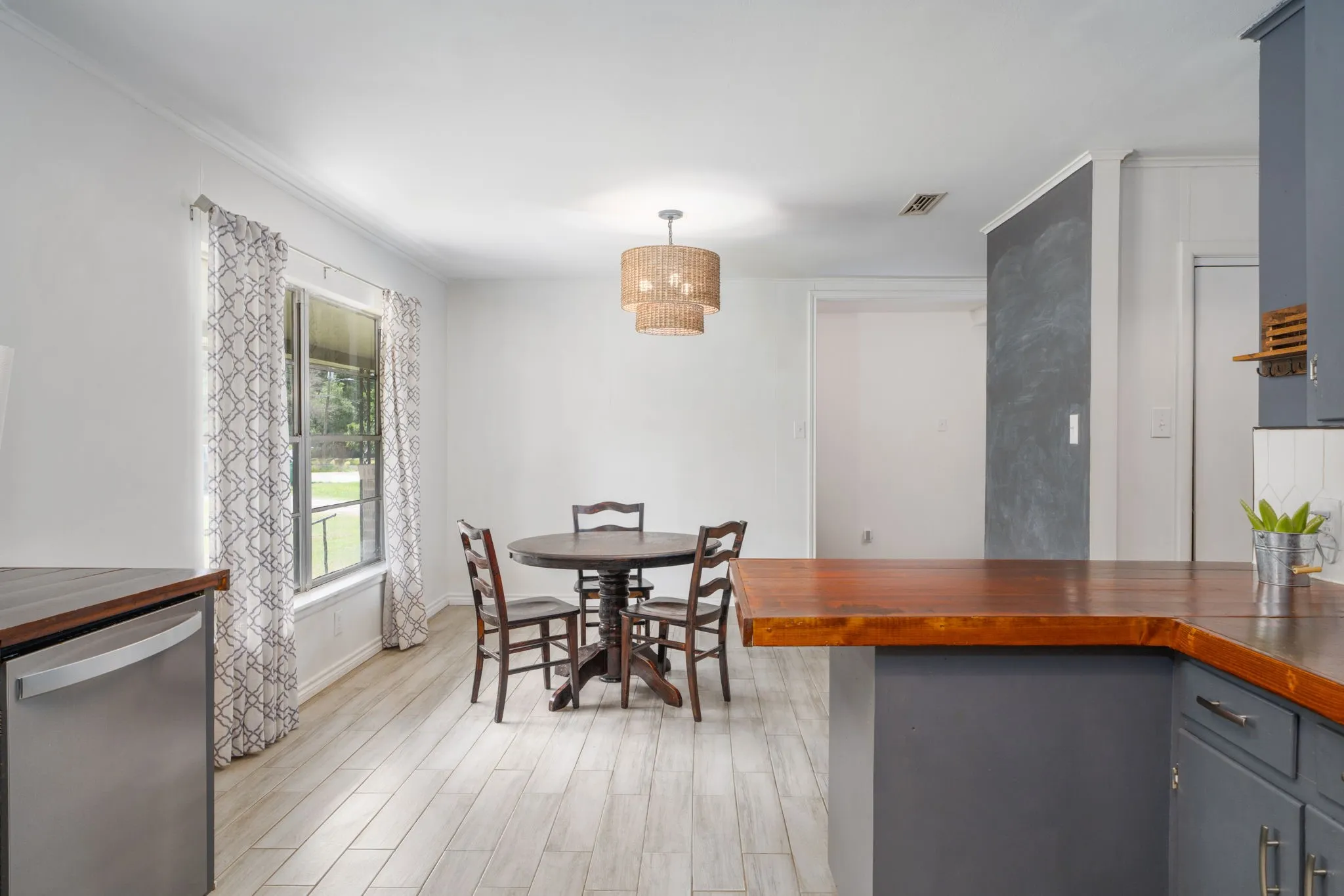 Single Family Residence For Sale in Anderson County , 137 Gardner Drive, Palestine, Texas 75803, 3 Bedroom, 2 Bathroom, 1 Garage spaces, 2,203 Sqft, built in 1957, mls#21326190, Real Estate Agent in Palestine, Homes For Sale in Anderson county, Homes For Sale in Palestine, Realtor in Palestine Texas, Real Estate Brokerage Independent Realty Texas, Luminita Cordes Realtor