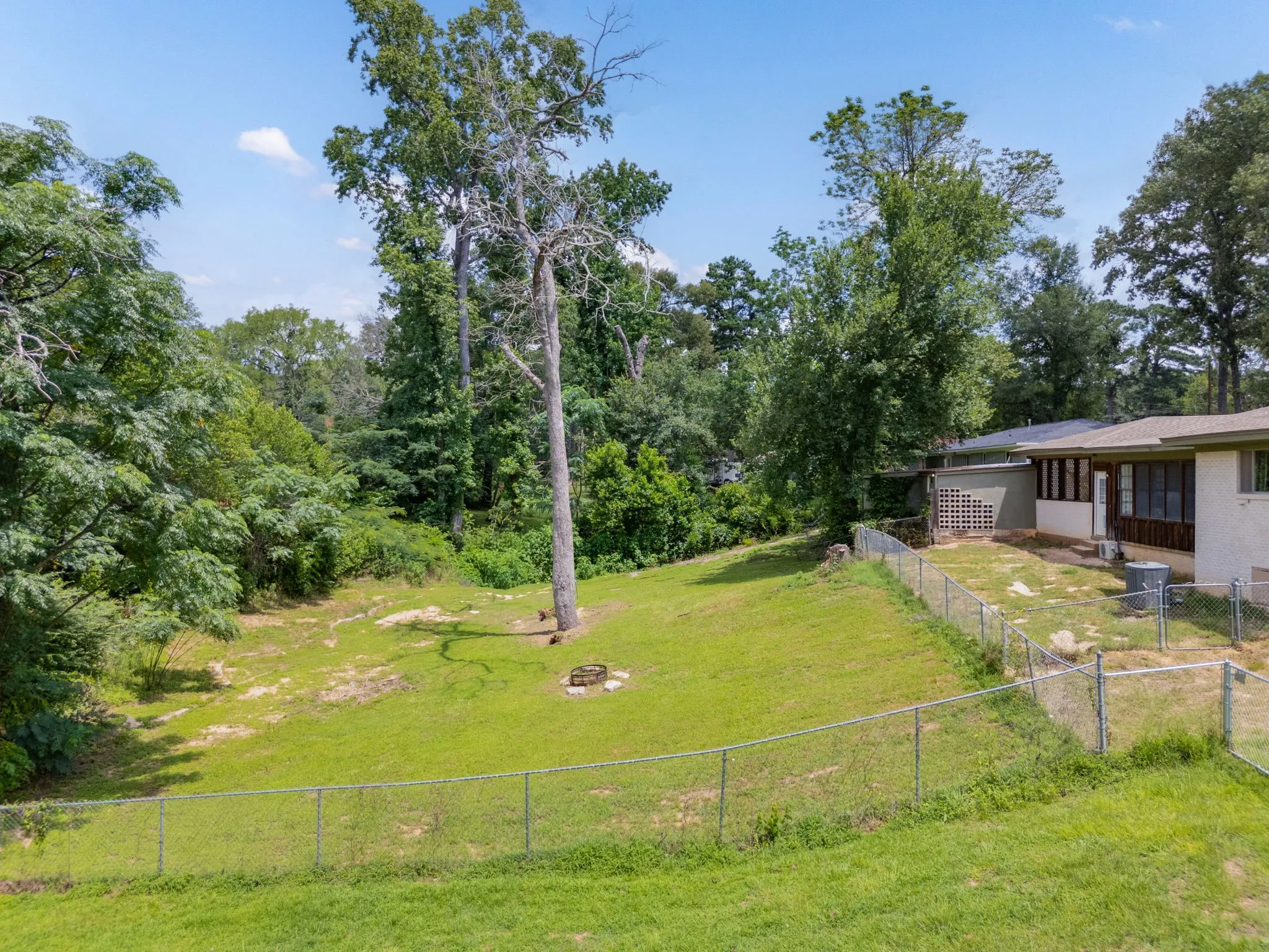 Single Family Residence For Sale in Anderson County , 137 Gardner Drive, Palestine, Texas 75803, 3 Bedroom, 2 Bathroom, 1 Garage spaces, 2,203 Sqft, built in 1957, mls#21326190, Real Estate Agent in Palestine, Homes For Sale in Anderson county, Homes For Sale in Palestine, Realtor in Palestine Texas, Real Estate Brokerage Independent Realty Texas, Luminita Cordes Realtor