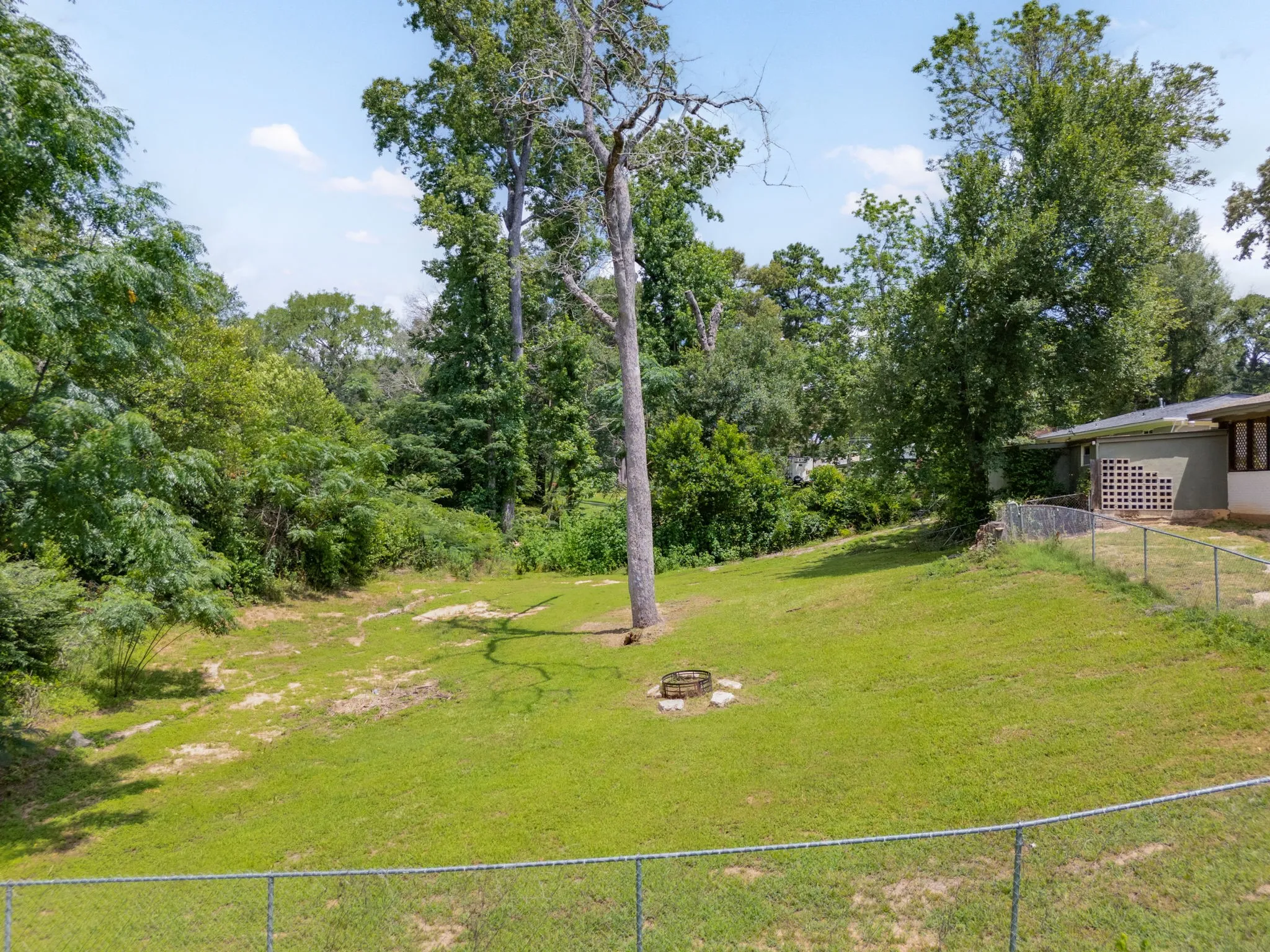Single Family Residence For Sale in Anderson County , 137 Gardner Drive, Palestine, Texas 75803, 3 Bedroom, 2 Bathroom, 1 Garage spaces, 2,203 Sqft, built in 1957, mls#21326190, Real Estate Agent in Palestine, Homes For Sale in Anderson county, Homes For Sale in Palestine, Realtor in Palestine Texas, Real Estate Brokerage Independent Realty Texas, Luminita Cordes Realtor