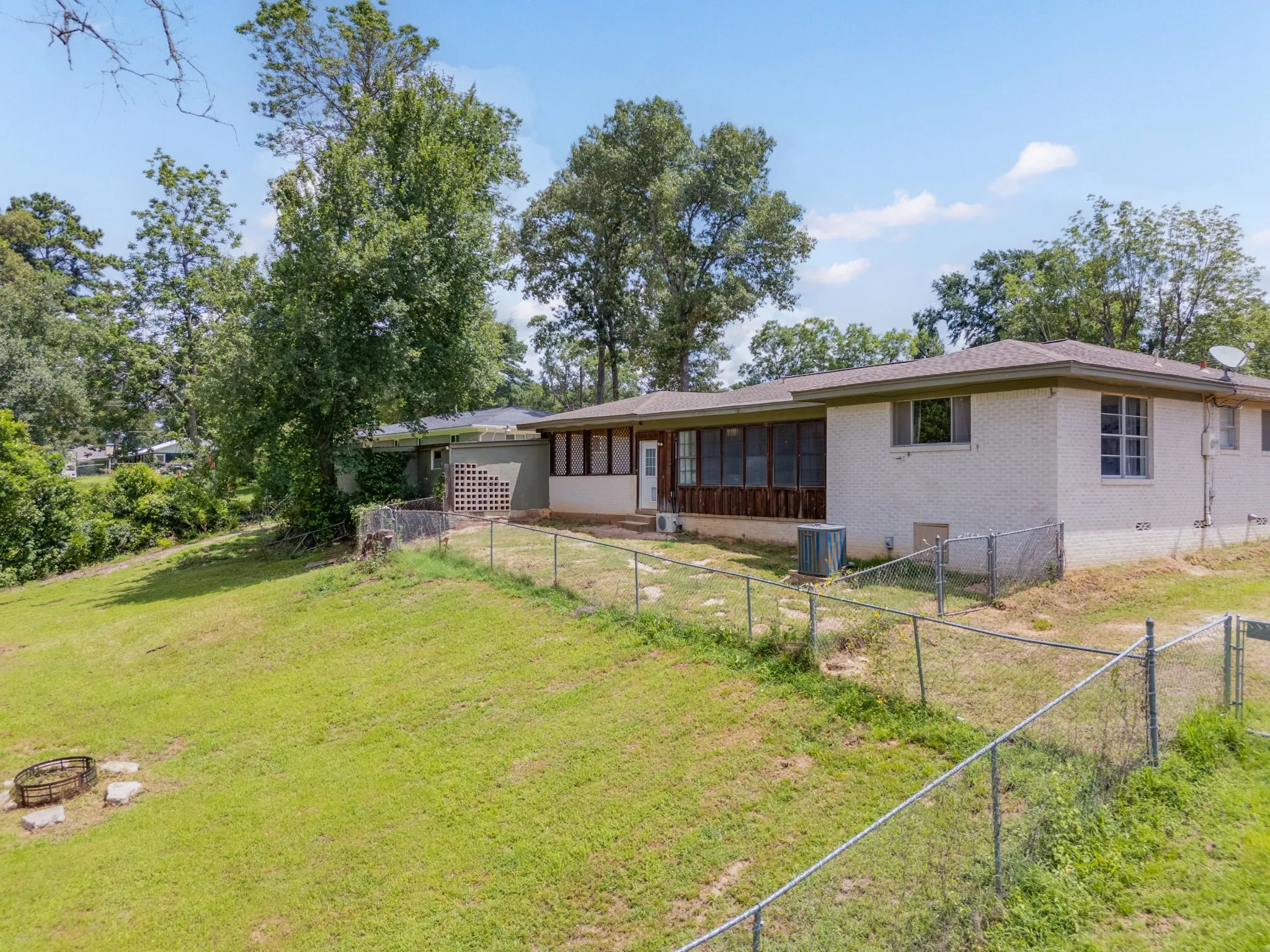 Single Family Residence For Sale in Anderson County , 137 Gardner Drive, Palestine, Texas 75803, 3 Bedroom, 2 Bathroom, 1 Garage spaces, 2,203 Sqft, built in 1957, mls#21326190, Real Estate Agent in Palestine, Homes For Sale in Anderson county, Homes For Sale in Palestine, Realtor in Palestine Texas, Real Estate Brokerage Independent Realty Texas, Luminita Cordes Realtor