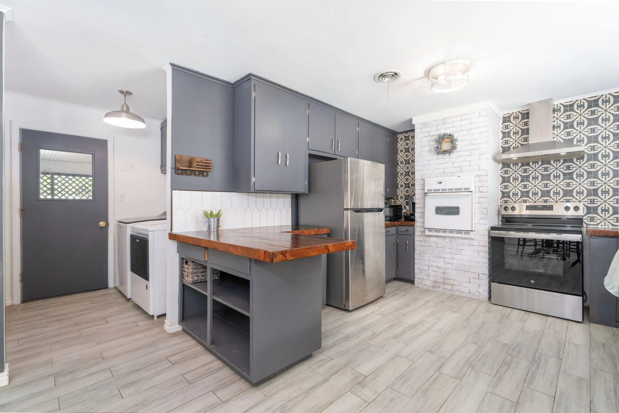 Single Family Residence For Sale in Anderson County , 137 Gardner Drive, Palestine, Texas 75803, 3 Bedroom, 2 Bathroom, 1 Garage spaces, 2,203 Sqft, built in 1957, mls#21326190, Real Estate Agent in Palestine, Homes For Sale in Anderson county, Homes For Sale in Palestine, Realtor in Palestine Texas, Real Estate Brokerage Independent Realty Texas, Luminita Cordes Realtor