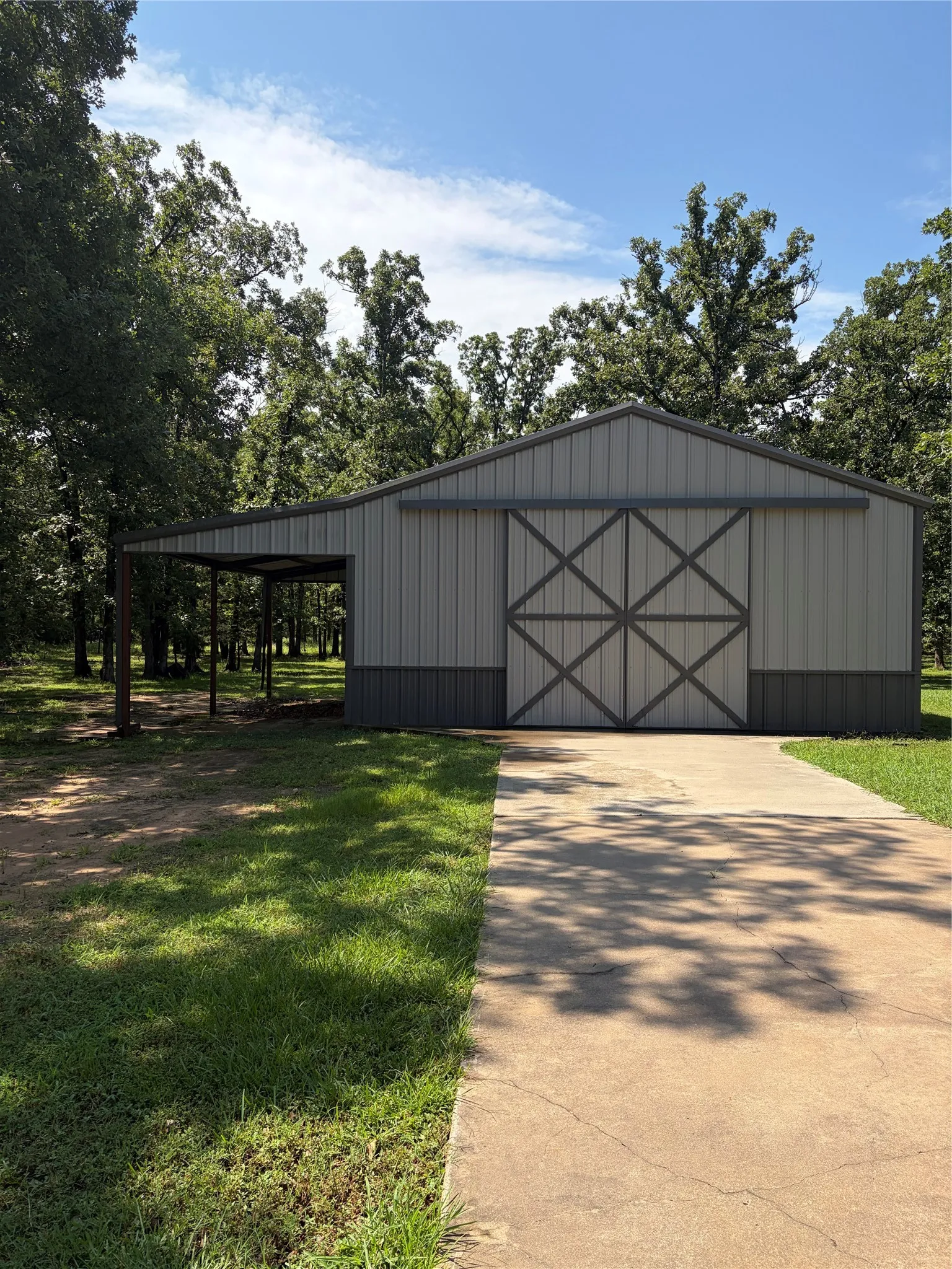 Single Family Residence For Sale in Lamar County , 320 County Road 42560, Paris, Texas 75462, 3 Bedroom, 3 Bathroom, 2 Garage spaces, 2,265 Sqft, built in 2002, mls#21326810, Real Estate Agent in Paris, Homes For Sale in Lamar county, Homes For Sale in Paris, Realtor in Paris Texas, Real Estate Brokerage Independent Realty Texas, Luminita Cordes Realtor