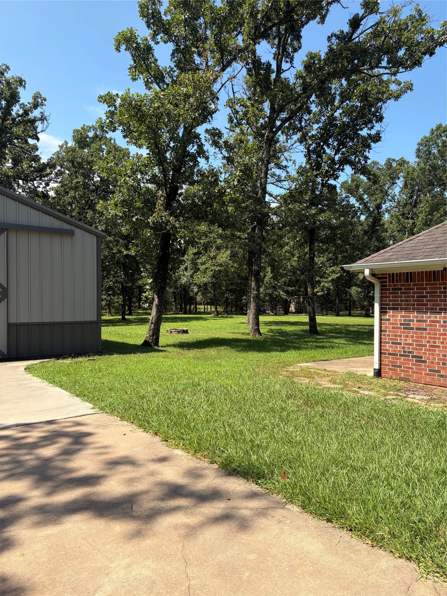 Single Family Residence For Sale in Lamar County , 320 County Road 42560, Paris, Texas 75462, 3 Bedroom, 3 Bathroom, 2 Garage spaces, 2,265 Sqft, built in 2002, mls#21326810, Real Estate Agent in Paris, Homes For Sale in Lamar county, Homes For Sale in Paris, Realtor in Paris Texas, Real Estate Brokerage Independent Realty Texas, Luminita Cordes Realtor