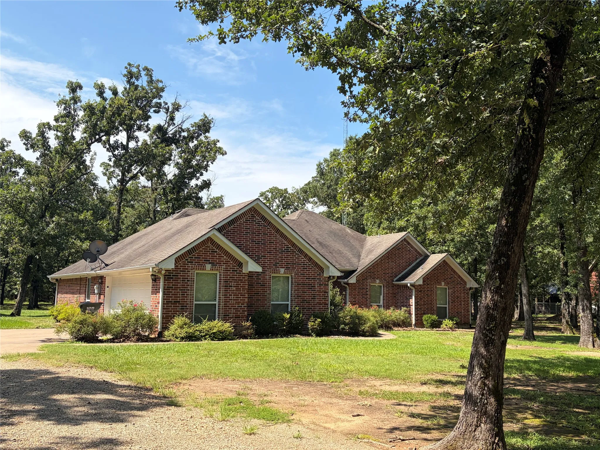 Single Family Residence For Sale in Lamar County , 320 County Road 42560, Paris, Texas 75462, 3 Bedroom, 3 Bathroom, 2 Garage spaces, 2,265 Sqft, built in 2002, mls#21326810, Real Estate Agent in Paris, Homes For Sale in Lamar county, Homes For Sale in Paris, Realtor in Paris Texas, Real Estate Brokerage Independent Realty Texas, Luminita Cordes Realtor