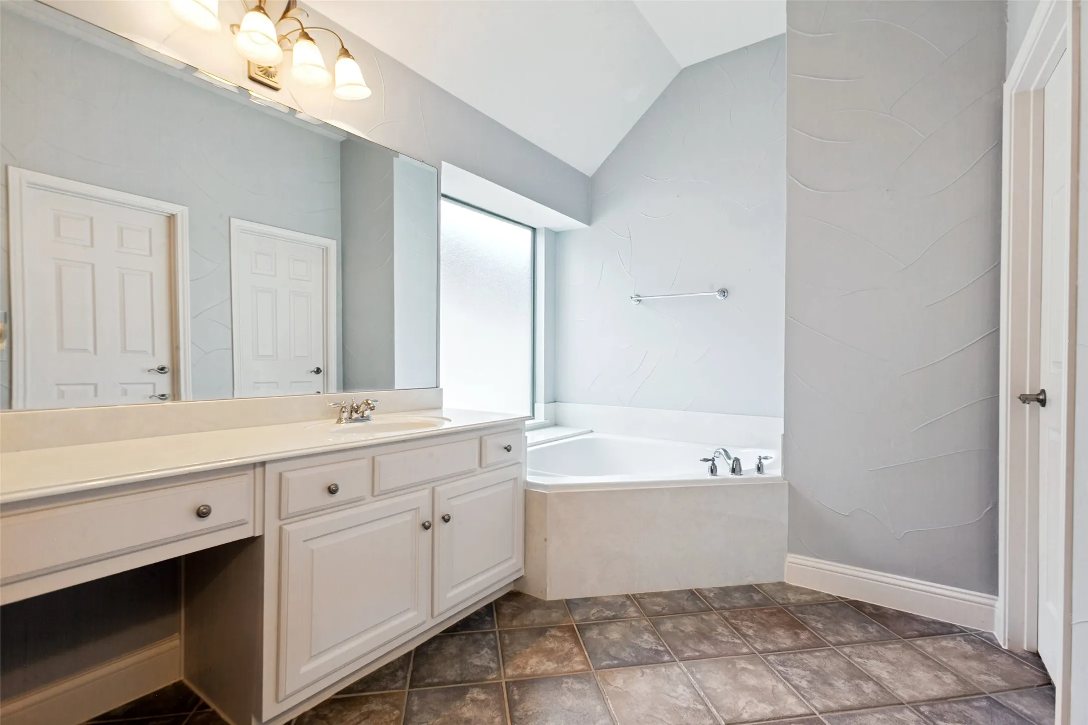 Single Family Residence For Sale in Collin County , 709 Pelican Hills Drive, Fairview, Texas 75069, 2 Bedroom, 2 Bathroom, 2 Garage spaces, 2,098 Sqft, built in 2005, mls#21317757, Real Estate Agent in Fairview, Homes For Sale in Collin county, Homes For Sale in Fairview, Realtor in Fairview Texas, Real Estate Brokerage Independent Realty Texas, Luminita Cordes Realtor