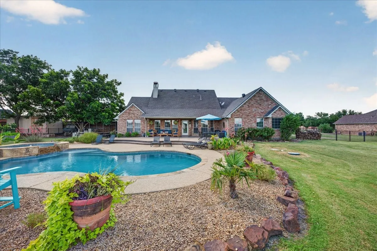 Single Family Residence For Sale in Kaufman County , 10098 Antelope Way, Forney, Texas 75126, 4 Bedroom, 2 Bathroom, 2 Garage spaces, 2,036 Sqft, built in 2000, mls#21326791, Real Estate Agent in Forney, Homes For Sale in Kaufman county, Homes For Sale in Forney, Realtor in Forney Texas, Real Estate Brokerage Independent Realty Texas, Luminita Cordes Realtor