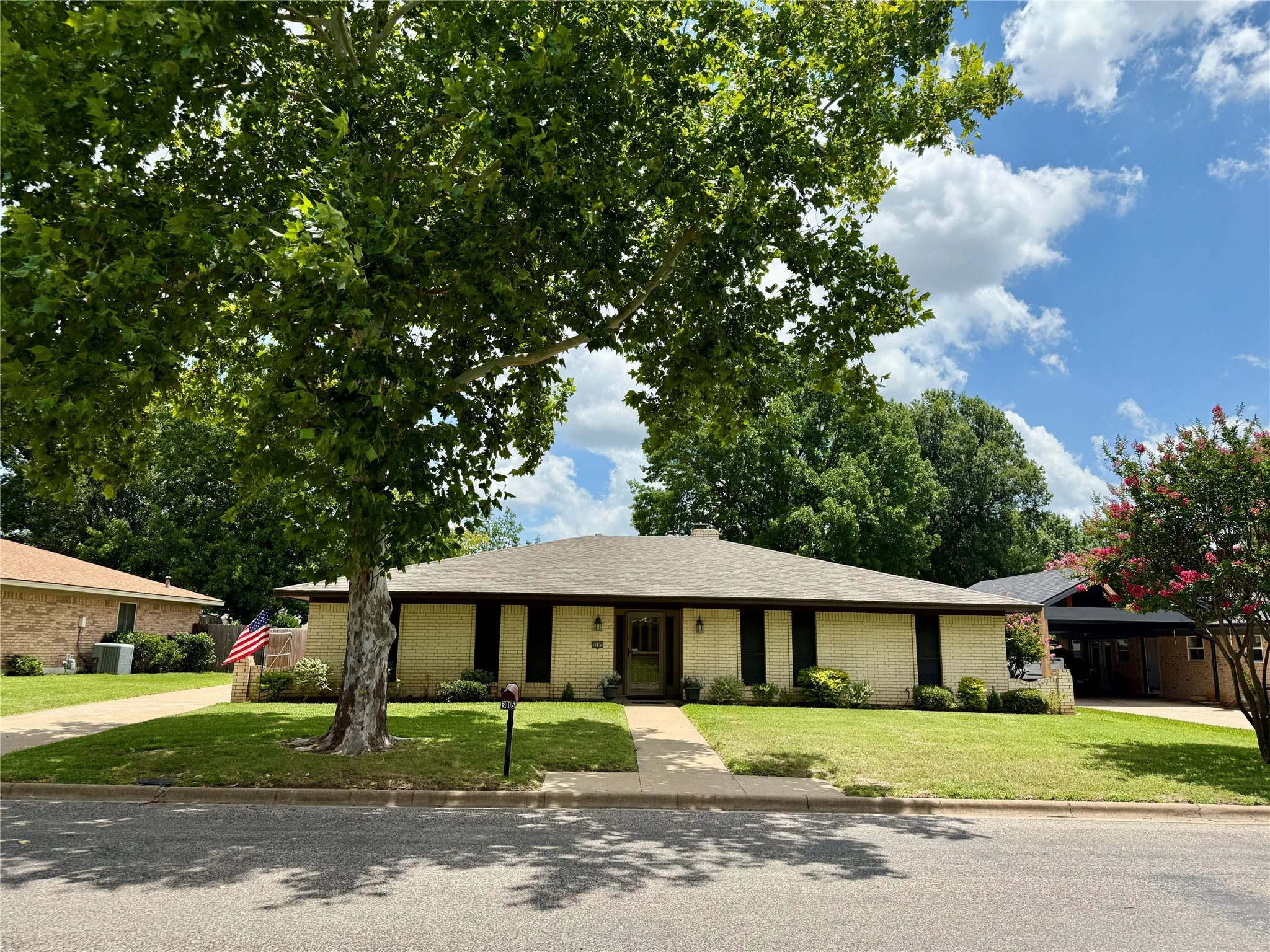 Single Family Residence For Sale in Grayson County , 3005 Anthony Drive, Sherman, Texas 75092, 4 Bedroom, 3 Bathroom, 2 Garage spaces, 2,461 Sqft, built in 1973, Price $359,000, mls#21321683, Real Estate Agent in Sherman, Homes For Sale in Grayson county, Homes For Sale in Sherman, Realtor in Sherman Texas, Real Estate Brokerage Independent Realty Texas, Luminita Cordes Realtor