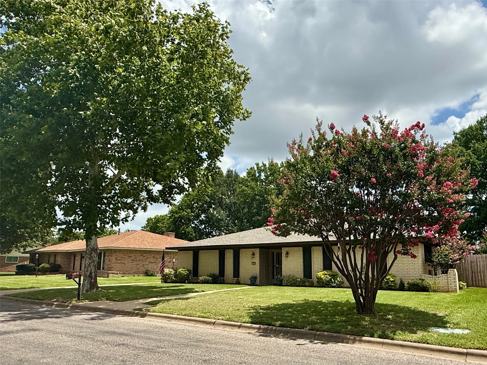 Single Family Residence For Sale in Grayson County , 3005 Anthony Drive, Sherman, Texas 75092, 4 Bedroom, 3 Bathroom, 2 Garage spaces, 2,461 Sqft, built in 1973, Price $359,000, mls#21321683, Real Estate Agent in Sherman, Homes For Sale in Grayson county, Homes For Sale in Sherman, Realtor in Sherman Texas, Real Estate Brokerage Independent Realty Texas, Luminita Cordes Realtor