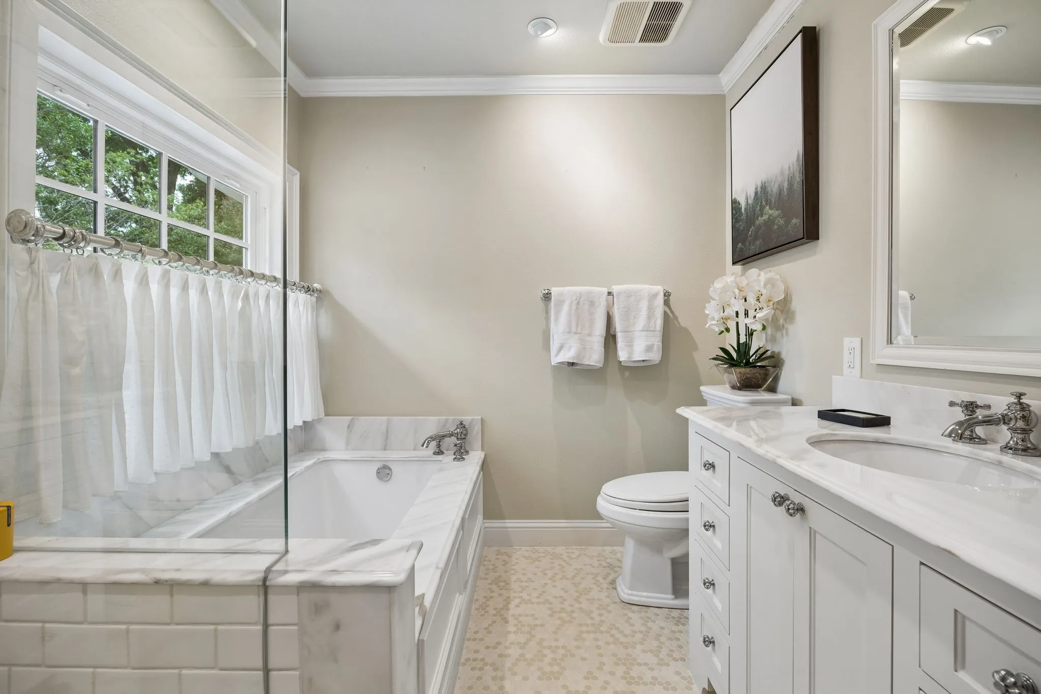 Single Family Residence For Sale in Dallas County , 6671 Gaston Avenue, Dallas, Texas 75214, 4 Bedroom, 4 Bathroom, 2 Garage spaces, 4,446 Sqft, built in 1952, mls#21324104, Real Estate Agent in Dallas, Homes For Sale in Dallas county, Homes For Sale in Dallas, Realtor in Dallas Texas, Real Estate Brokerage Independent Realty Texas, Luminita Cordes Realtor